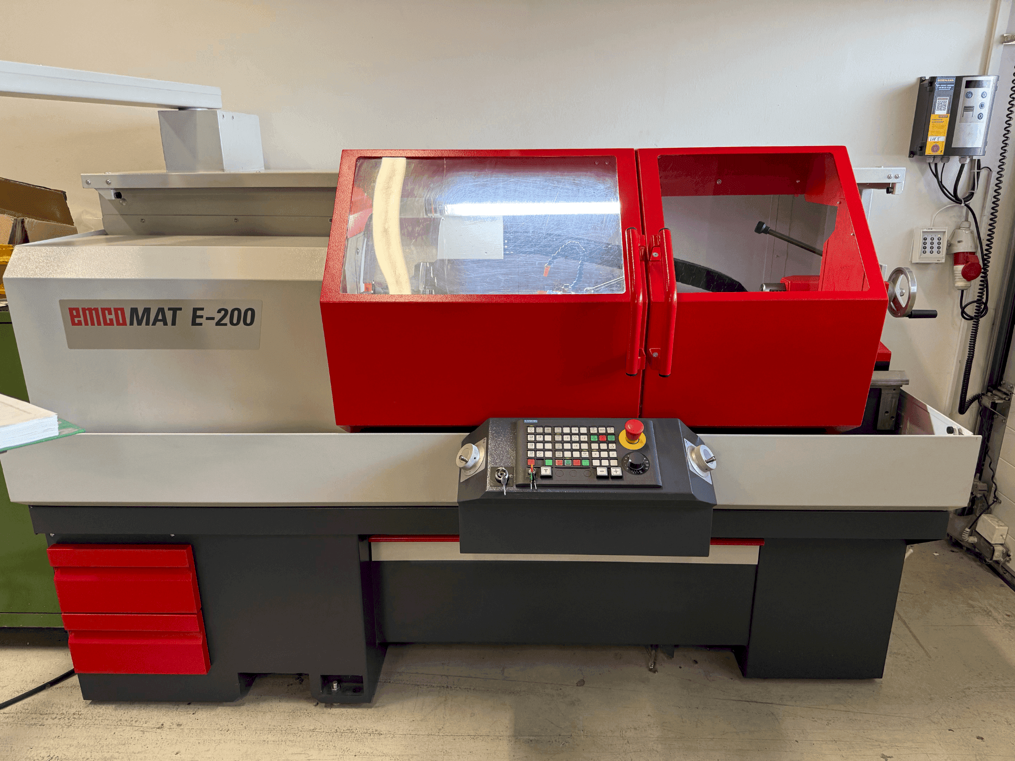 Prikaz  stroja EMCO Emcomat E-200  sprijeda