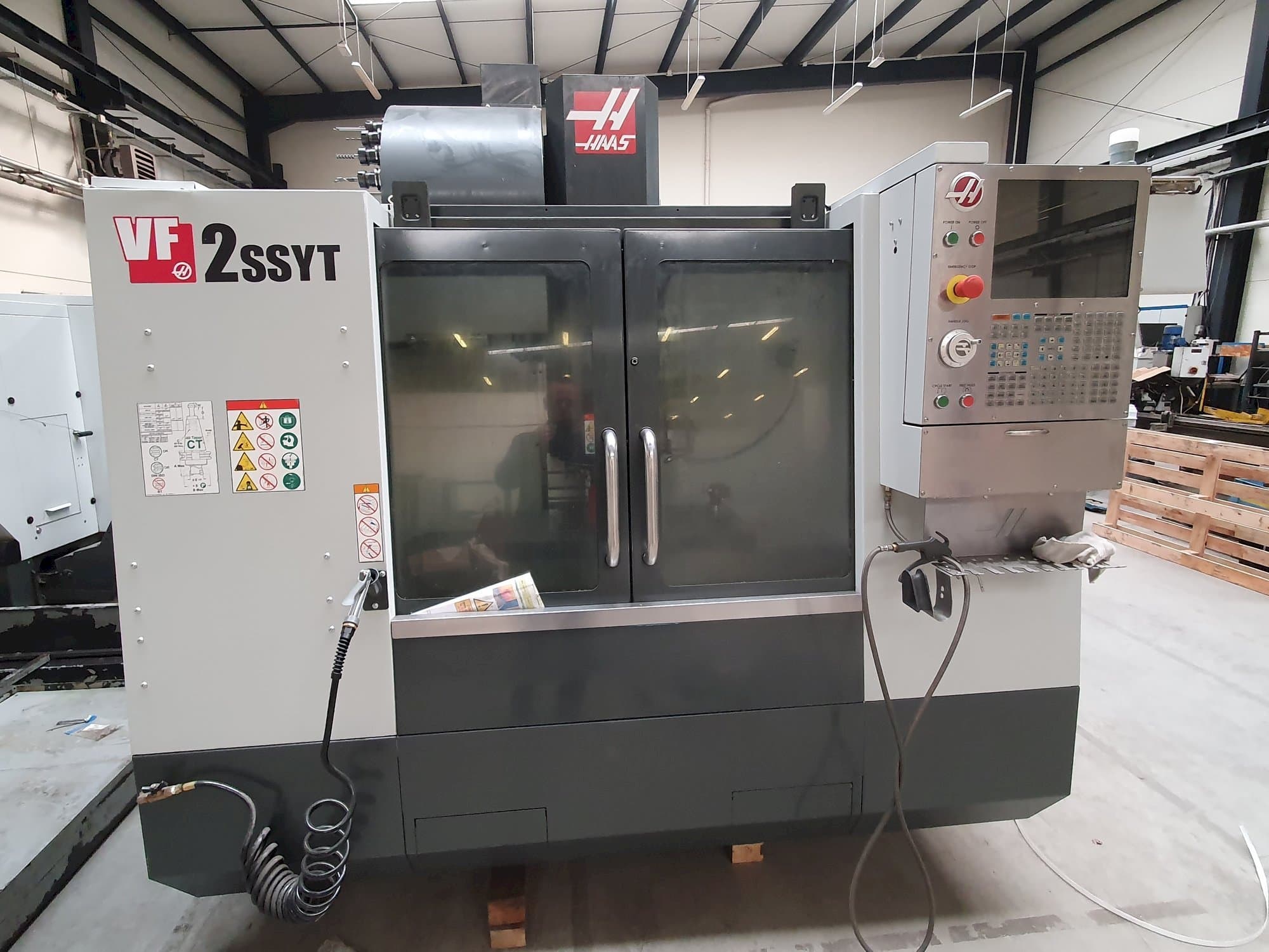 Prikaz  stroja HAAS VF-2SSYT  sprijeda