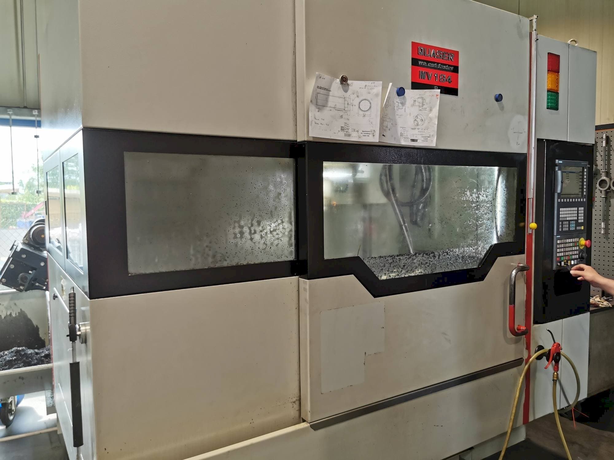 Prikaz  stroja Quaser MV154APC/P12  sprijeda