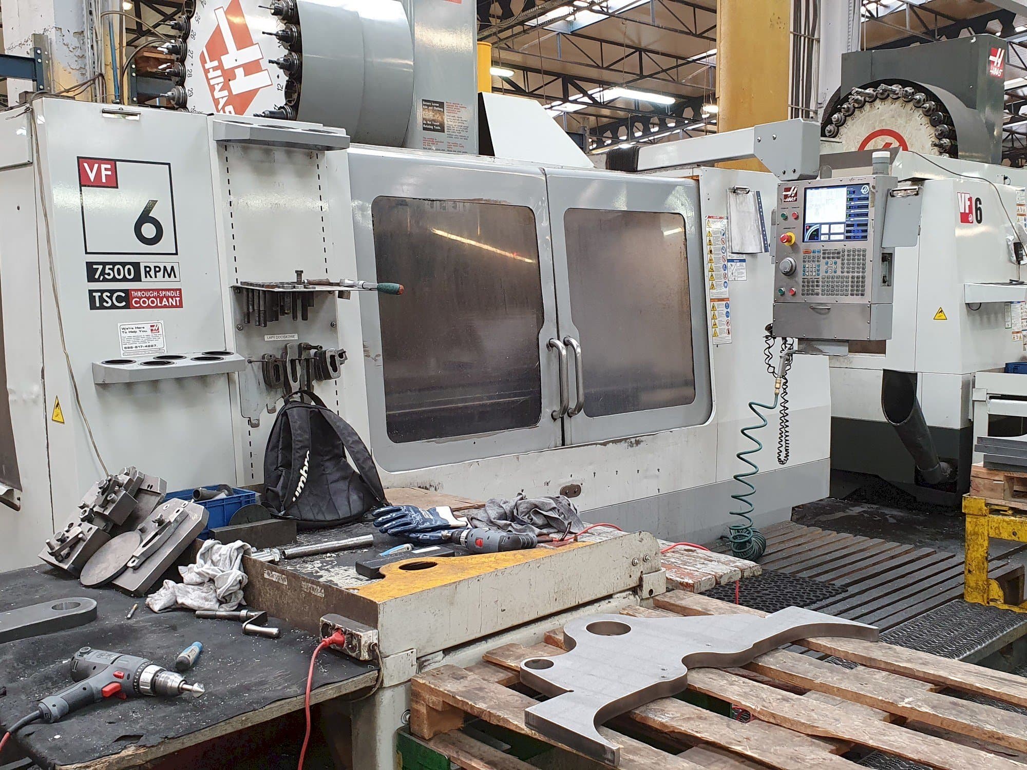 Prikaz  stroja HAAS VF-6 / 50HE  sprijeda