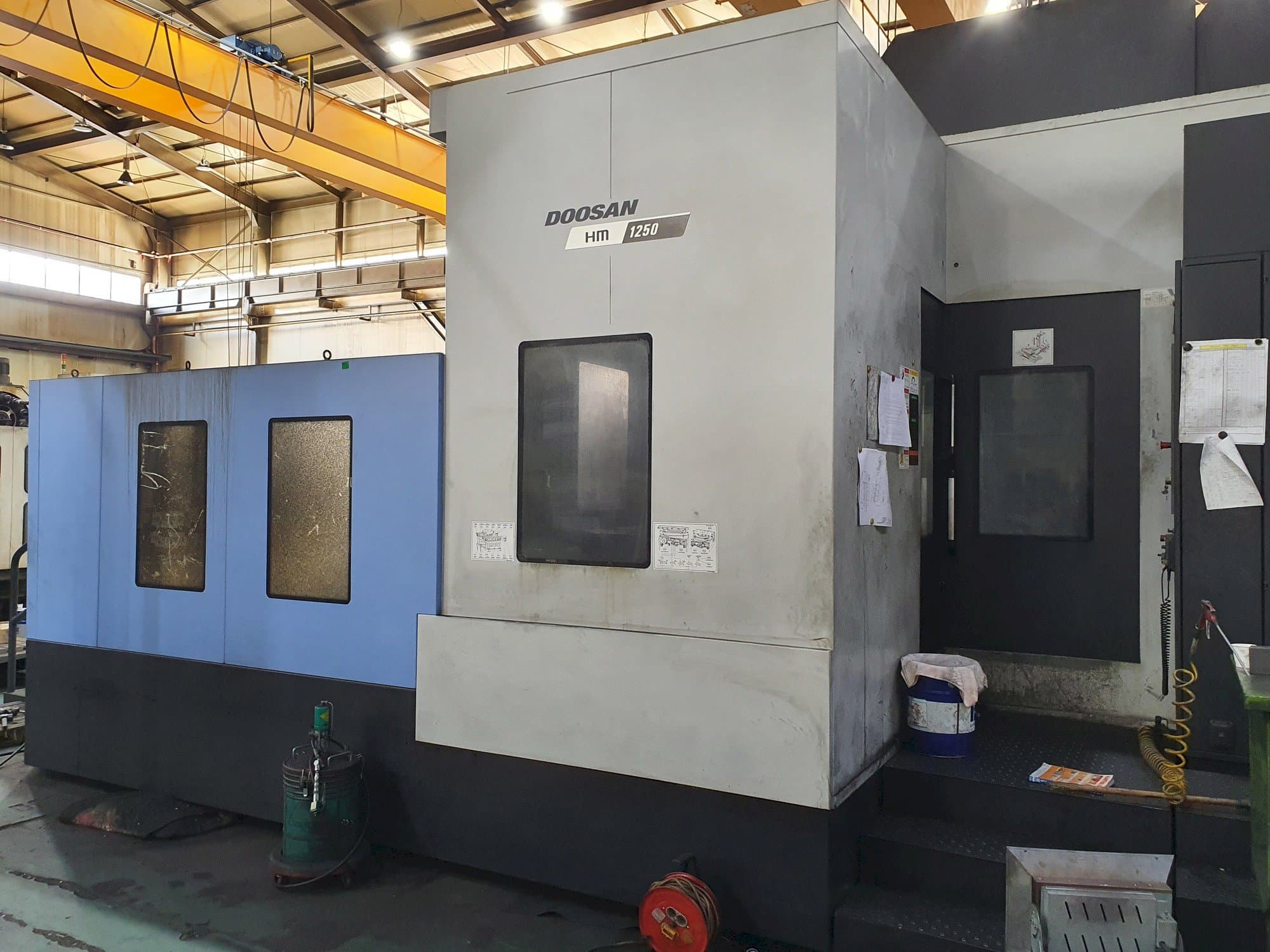 Prikaz  stroja Doosan HM 1250  sprijeda