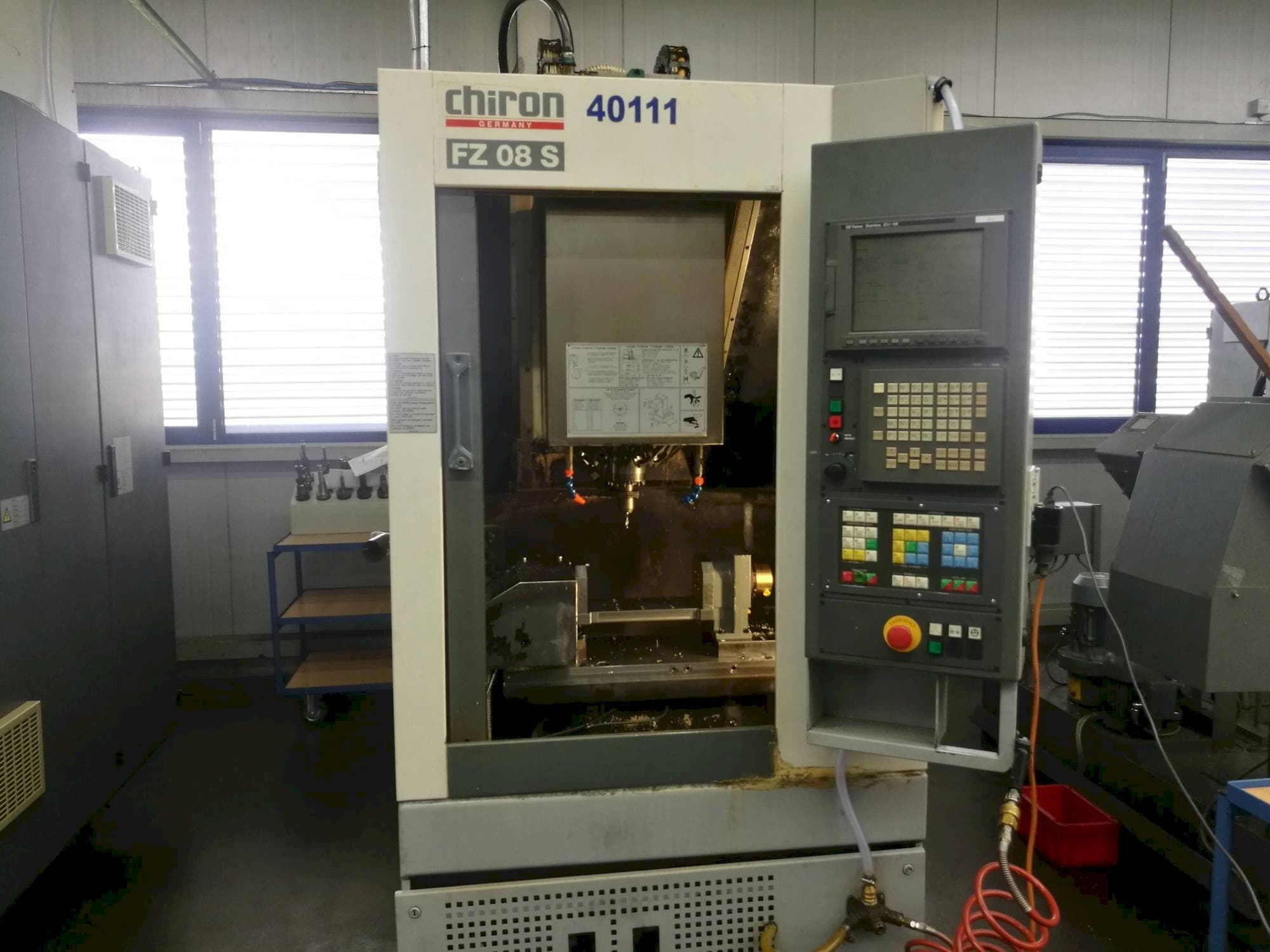 Prikaz  stroja CHIRON FZ08S  sprijeda