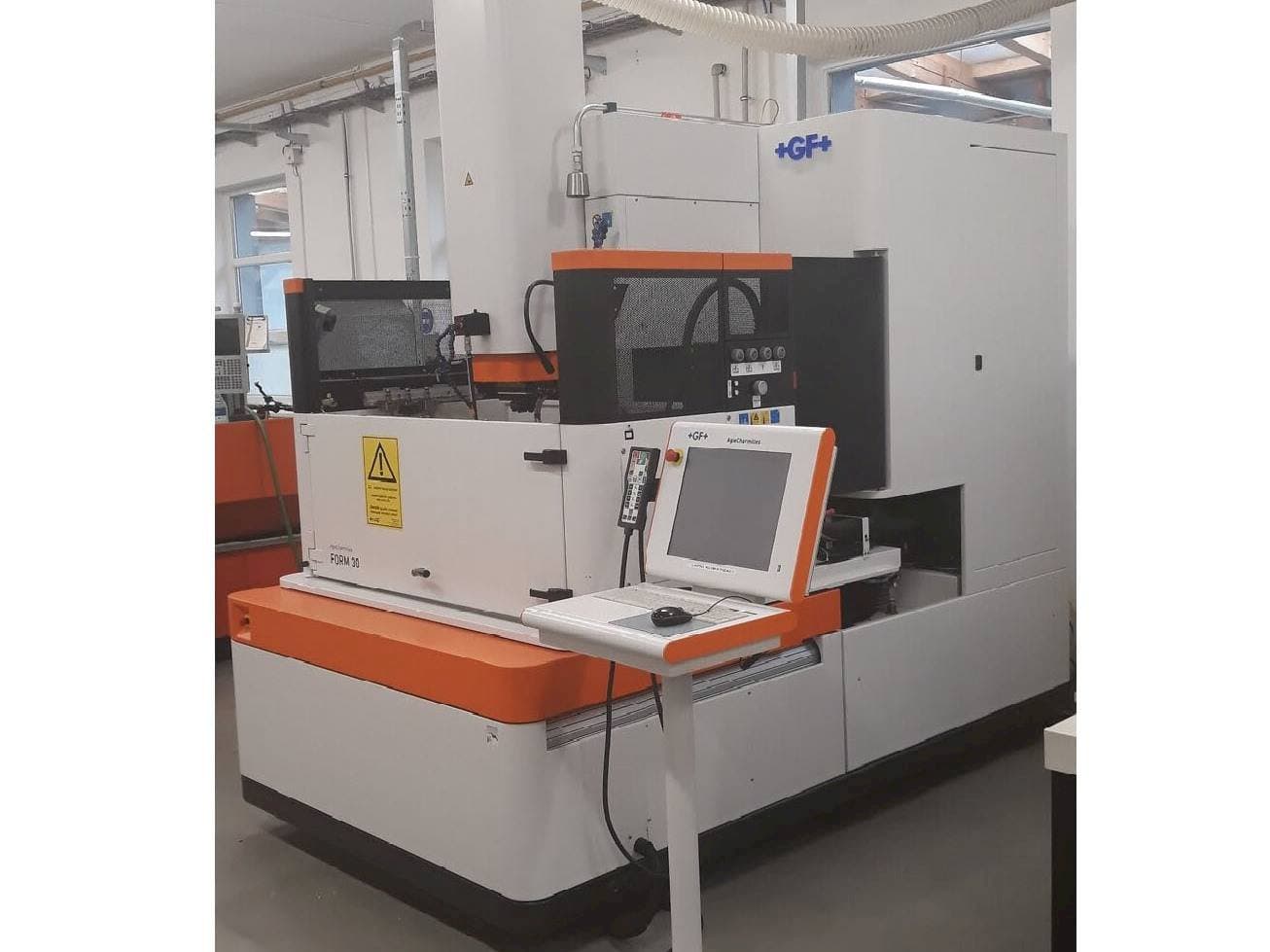 Prikaz  stroja AgieCharmilles Form 30  sprijeda