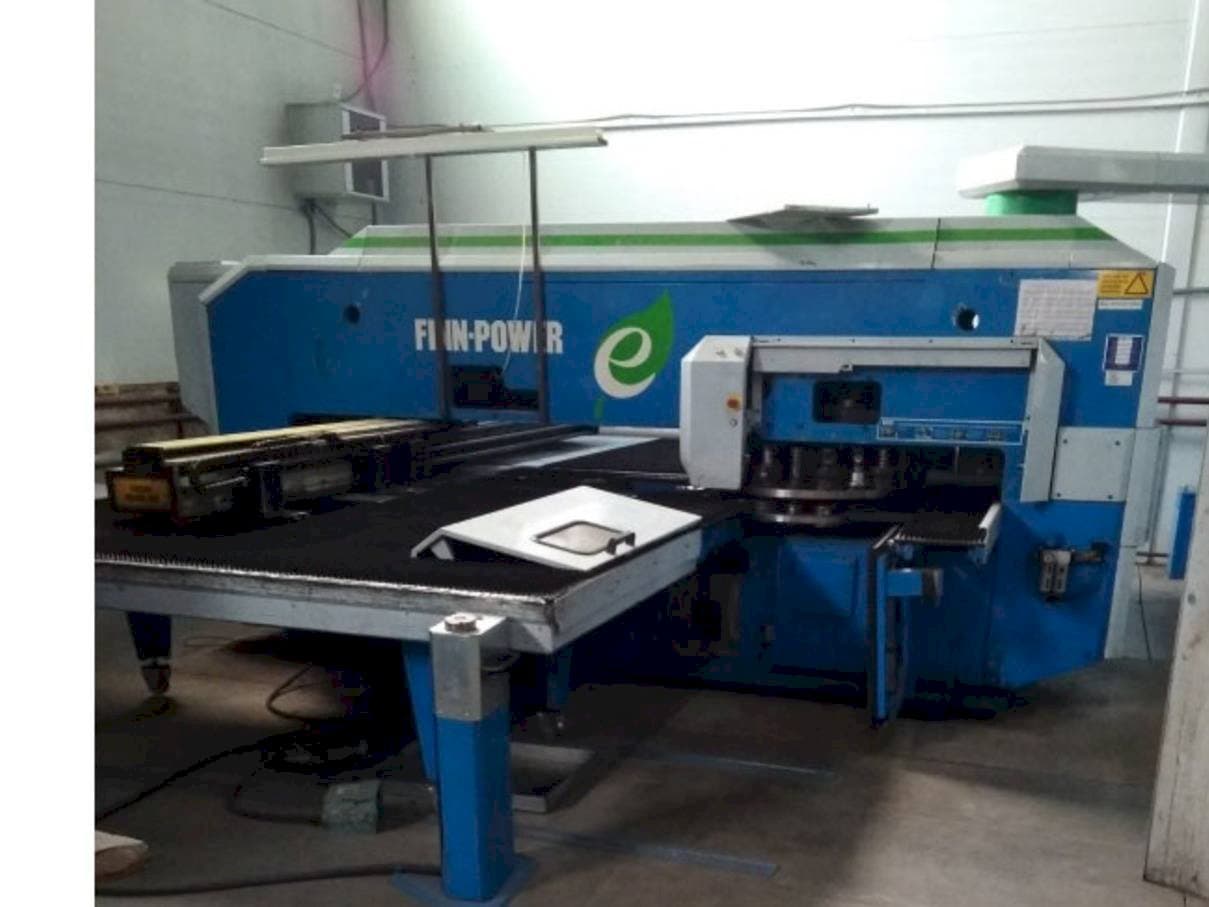 Prikaz stroja Finn-Power E5 sprijeda