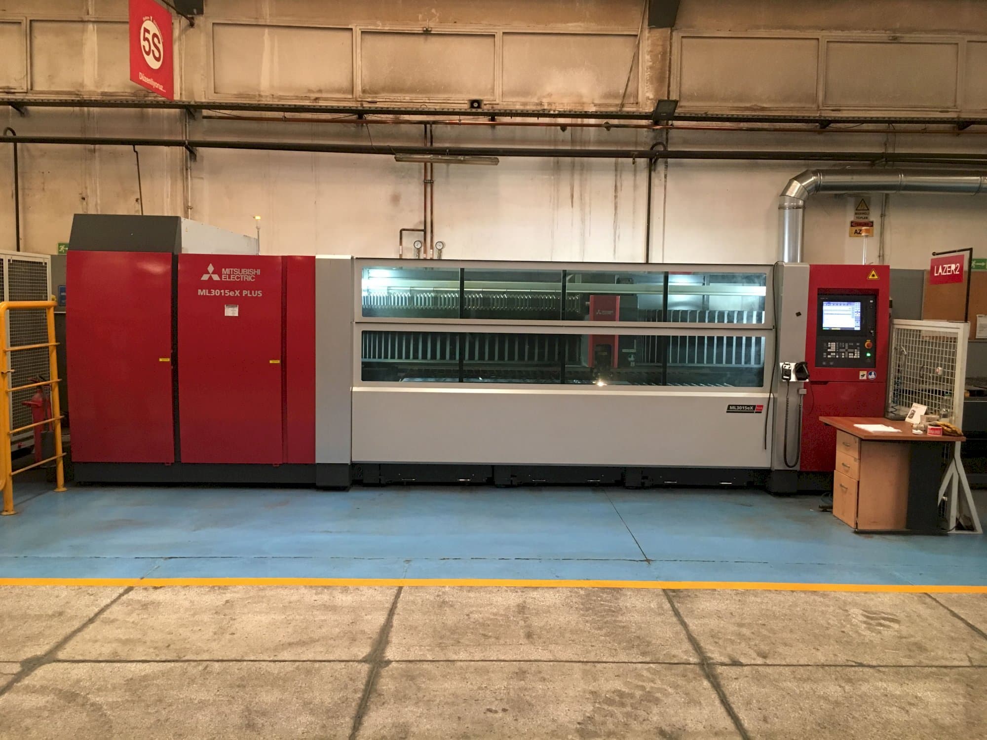 Prikaz  stroja Mitsubishi MI3015eX-Plus sprijeda