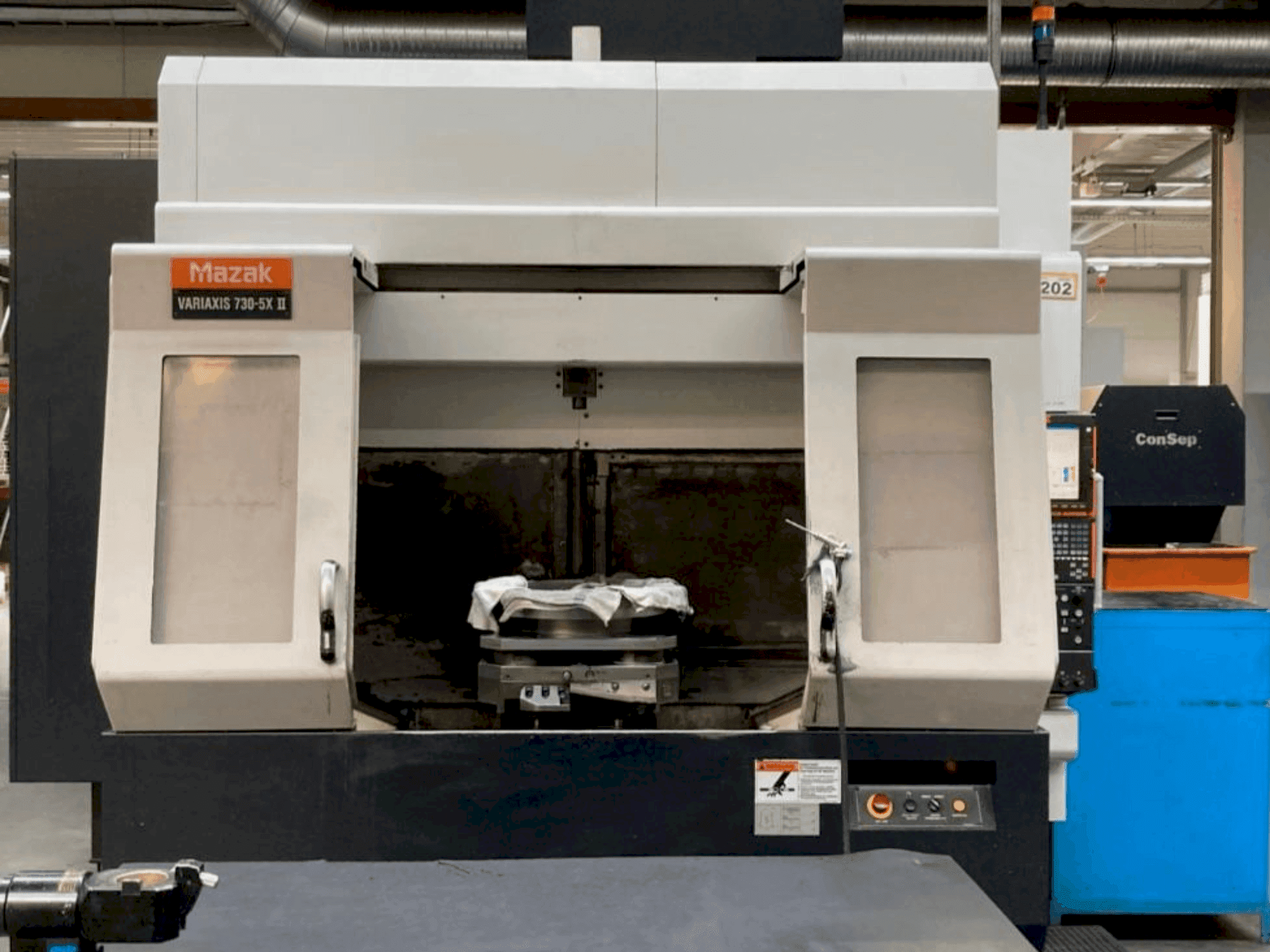 Prikaz  stroja Mazak VARIAXIS 730/5X II  sprijeda