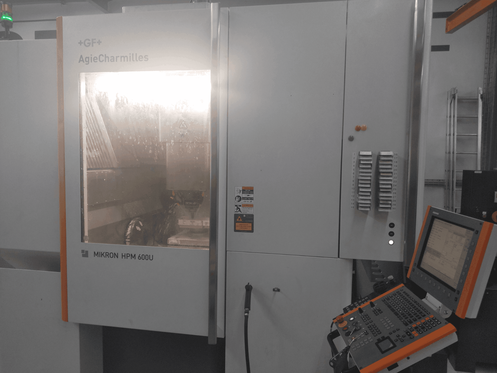 Prikaz  stroja MIKRON HPM 600U  sprijeda