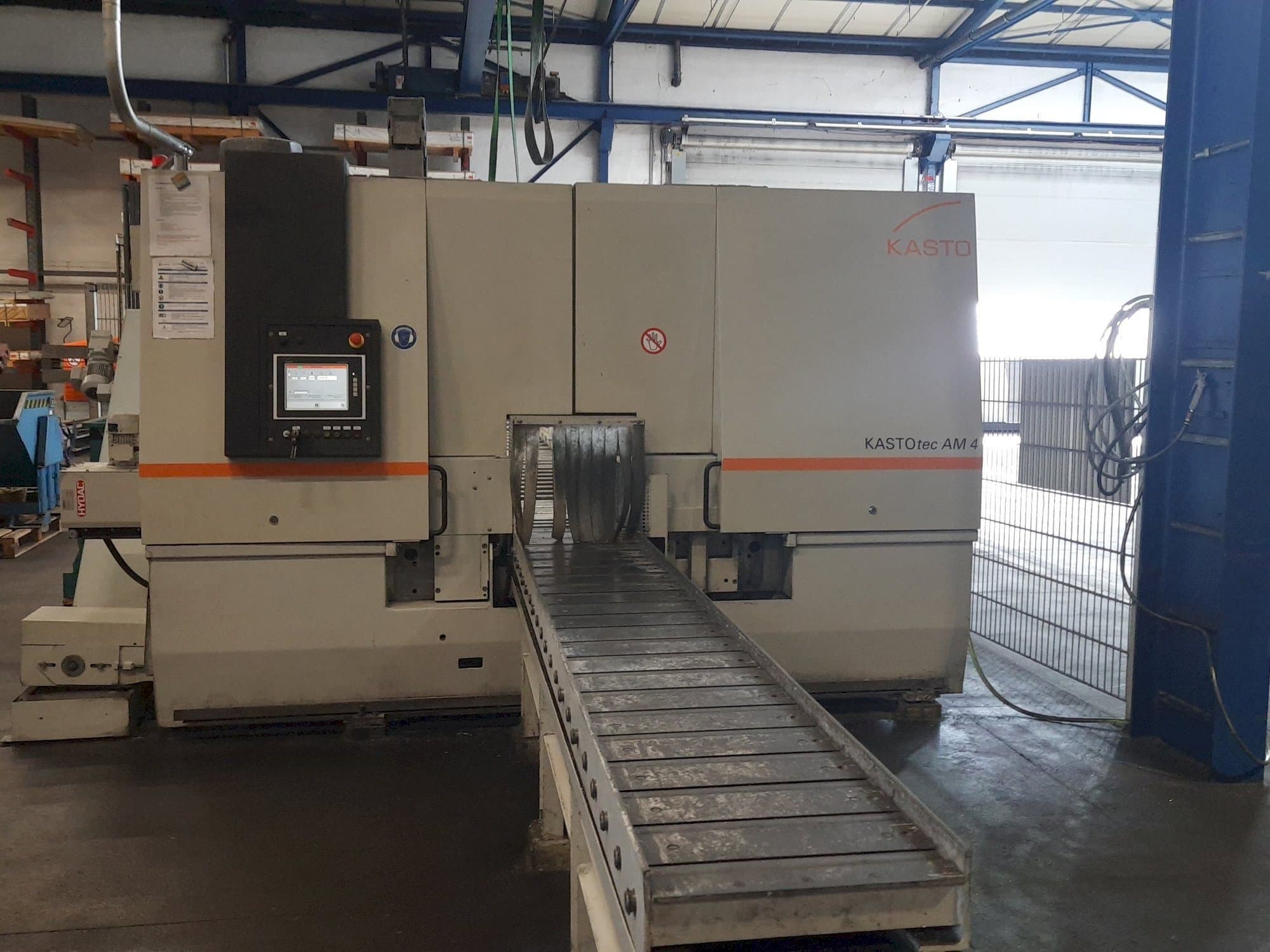 Prikaz  stroja KASTO tec AM 4  sprijeda