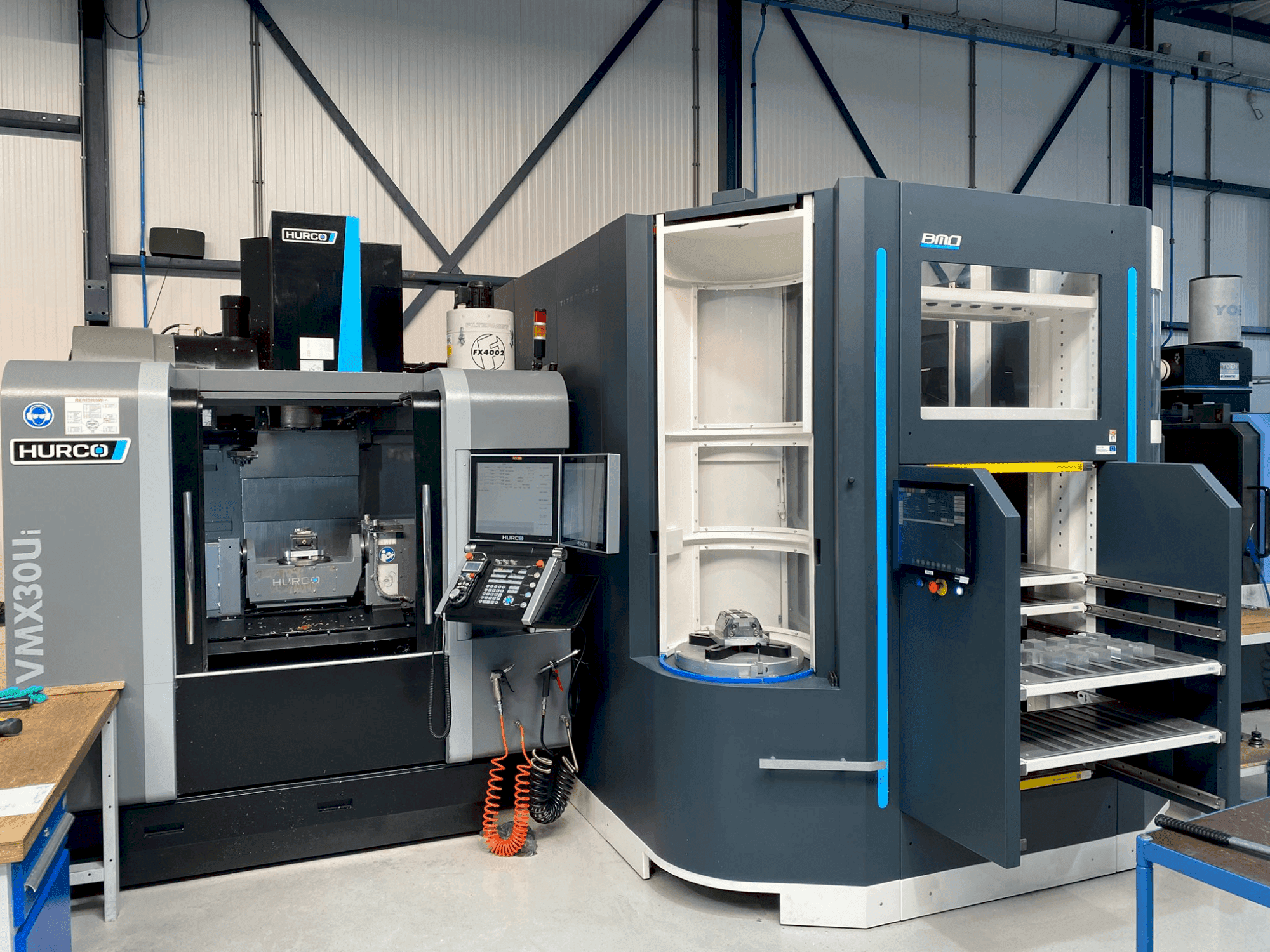 Prikaz  stroja Hurco VMX30Ui + BMO Automation Titanium 50  sprijeda