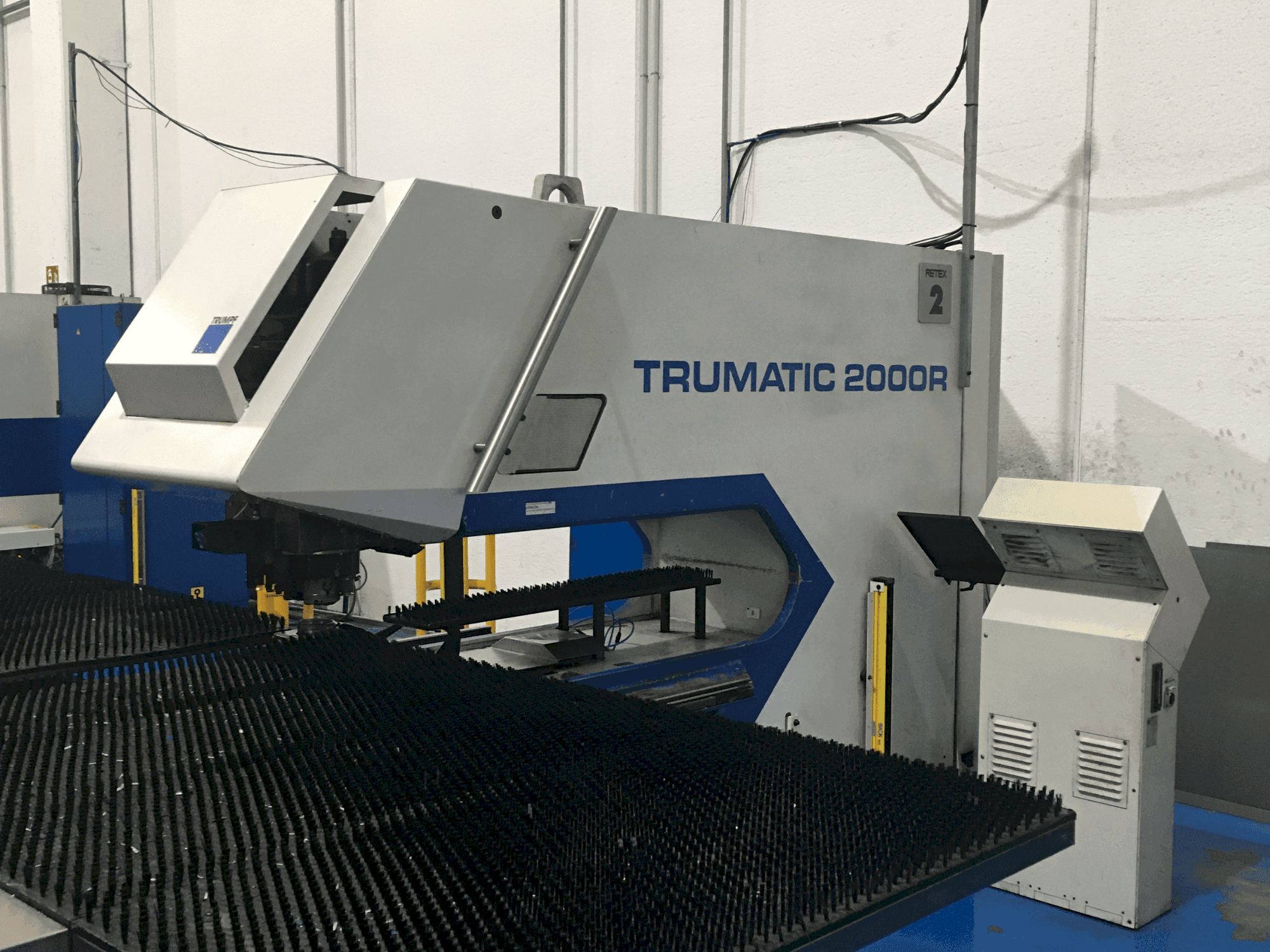 Prikaz  stroja TRUMPF TC2000R  sprijeda