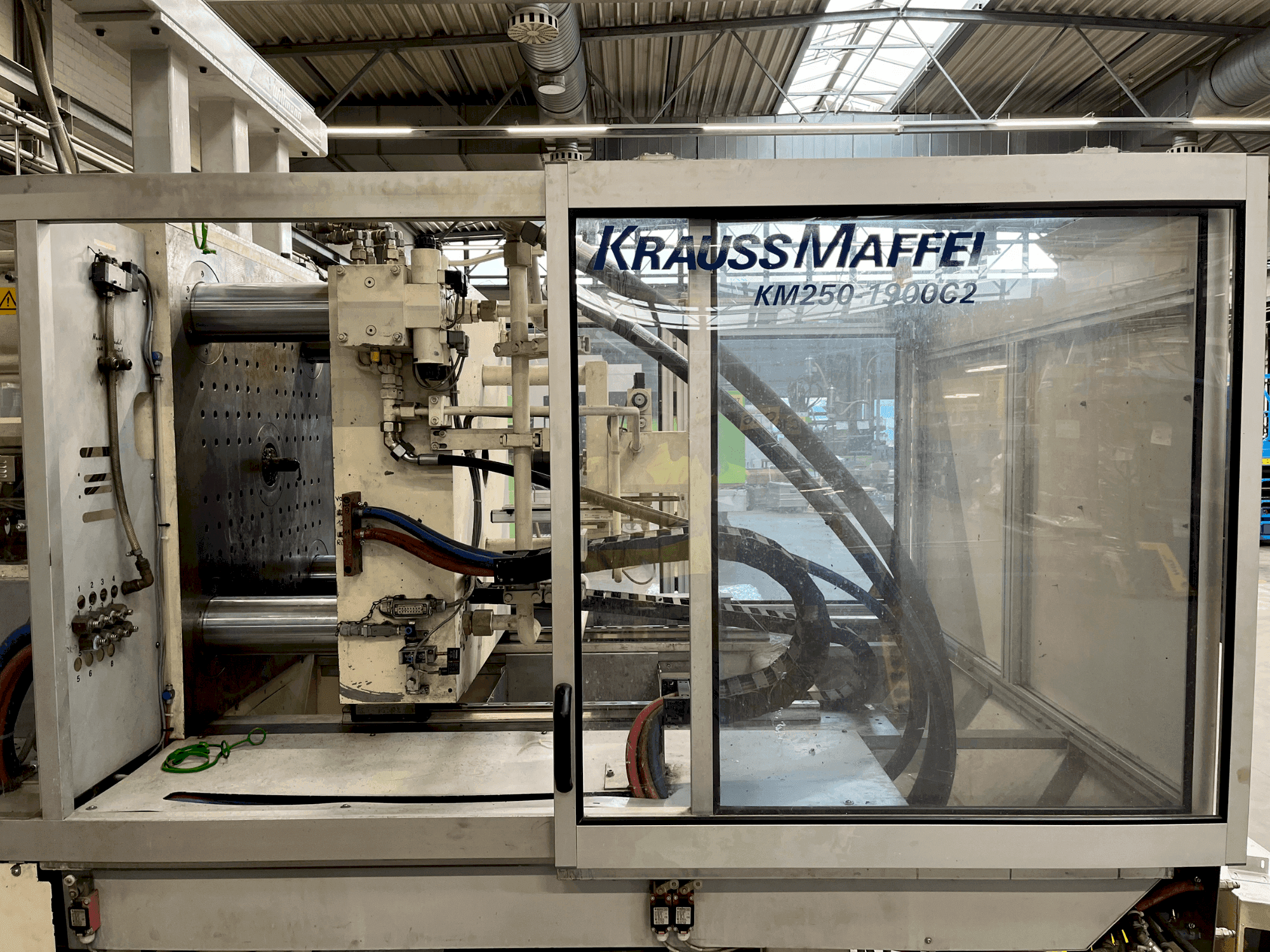 Prikaz  stroja Krauss Maffei 250-1900 C2  sprijeda