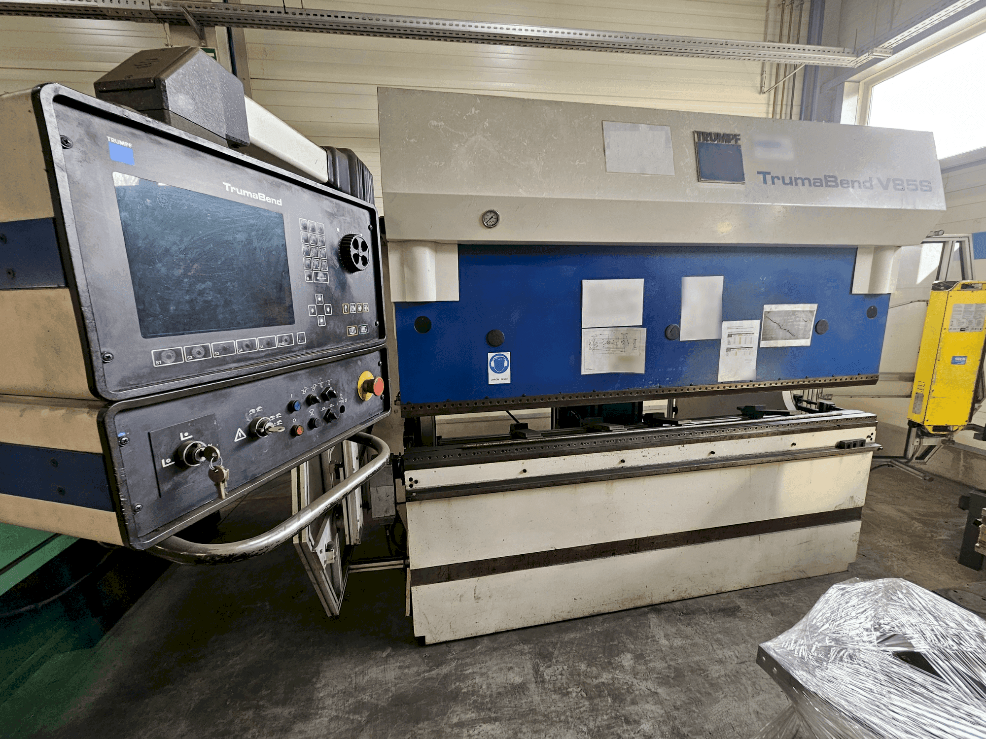 Prikaz  stroja TRUMPF TRUMABEND V85S  sprijeda
