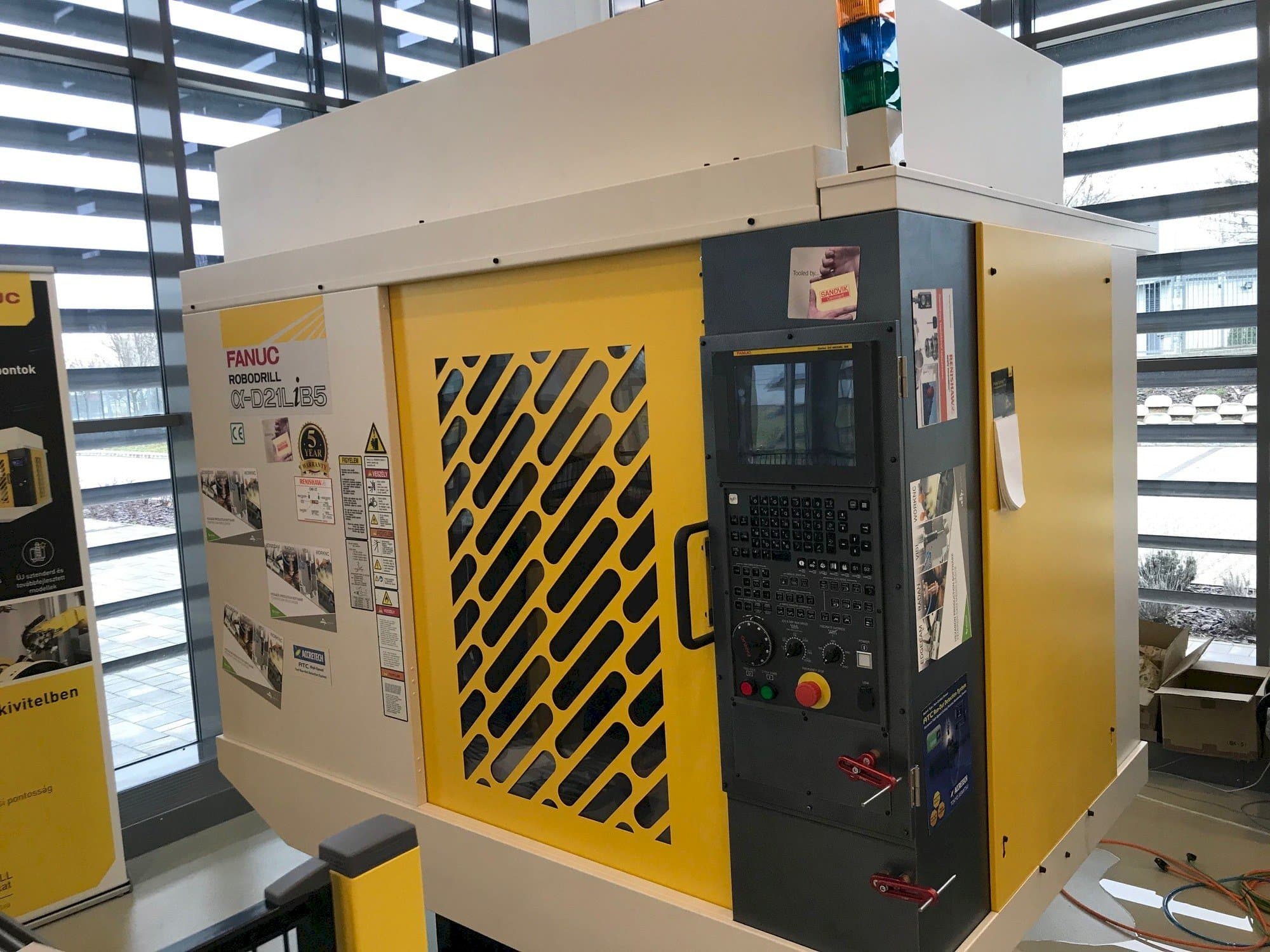 Prikaz  stroja FANUC Robodrill Alpha D21LIB5  sprijeda