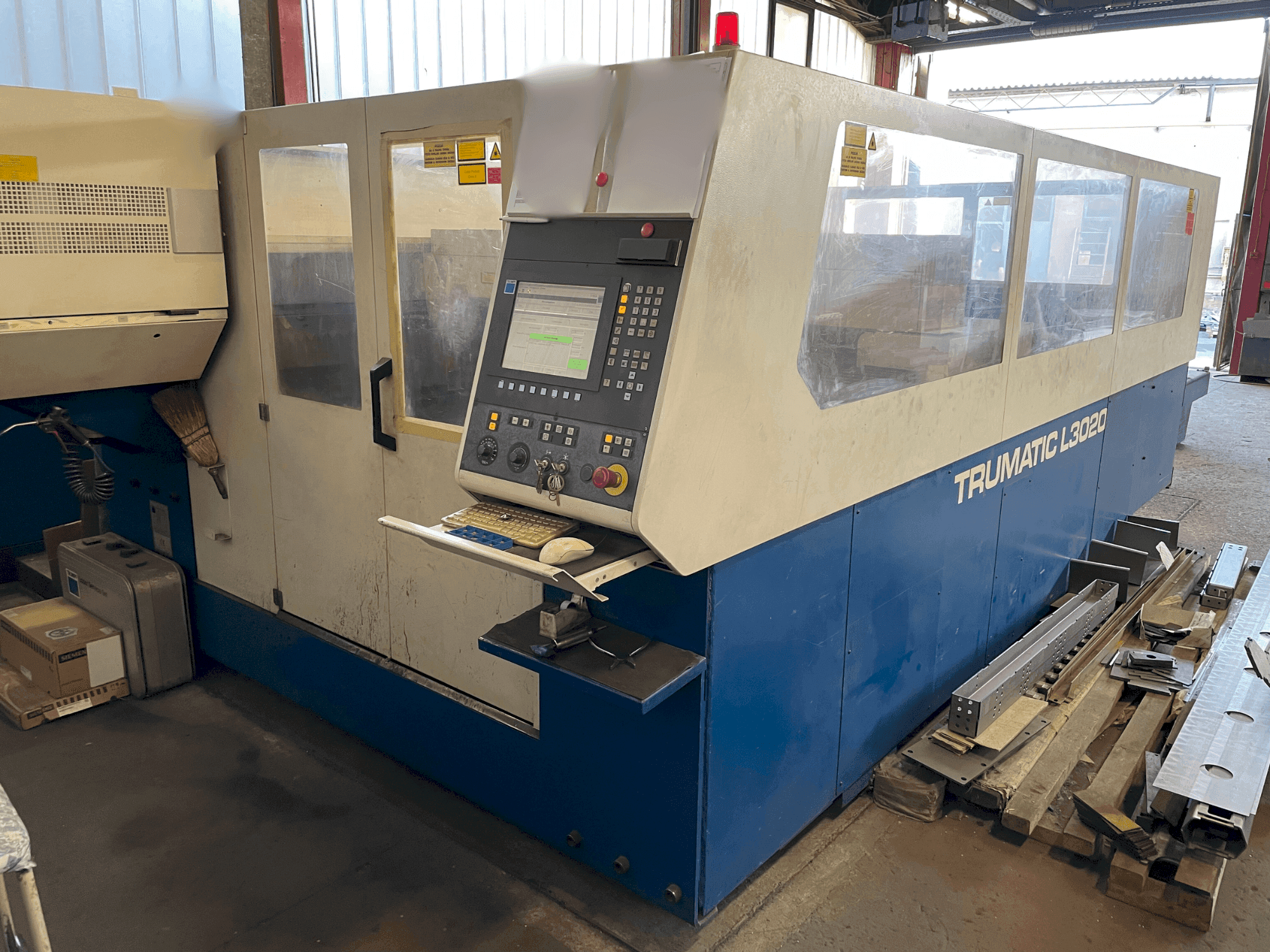 Prikaz  stroja TRUMPF Trumatic TC L3020  sprijeda