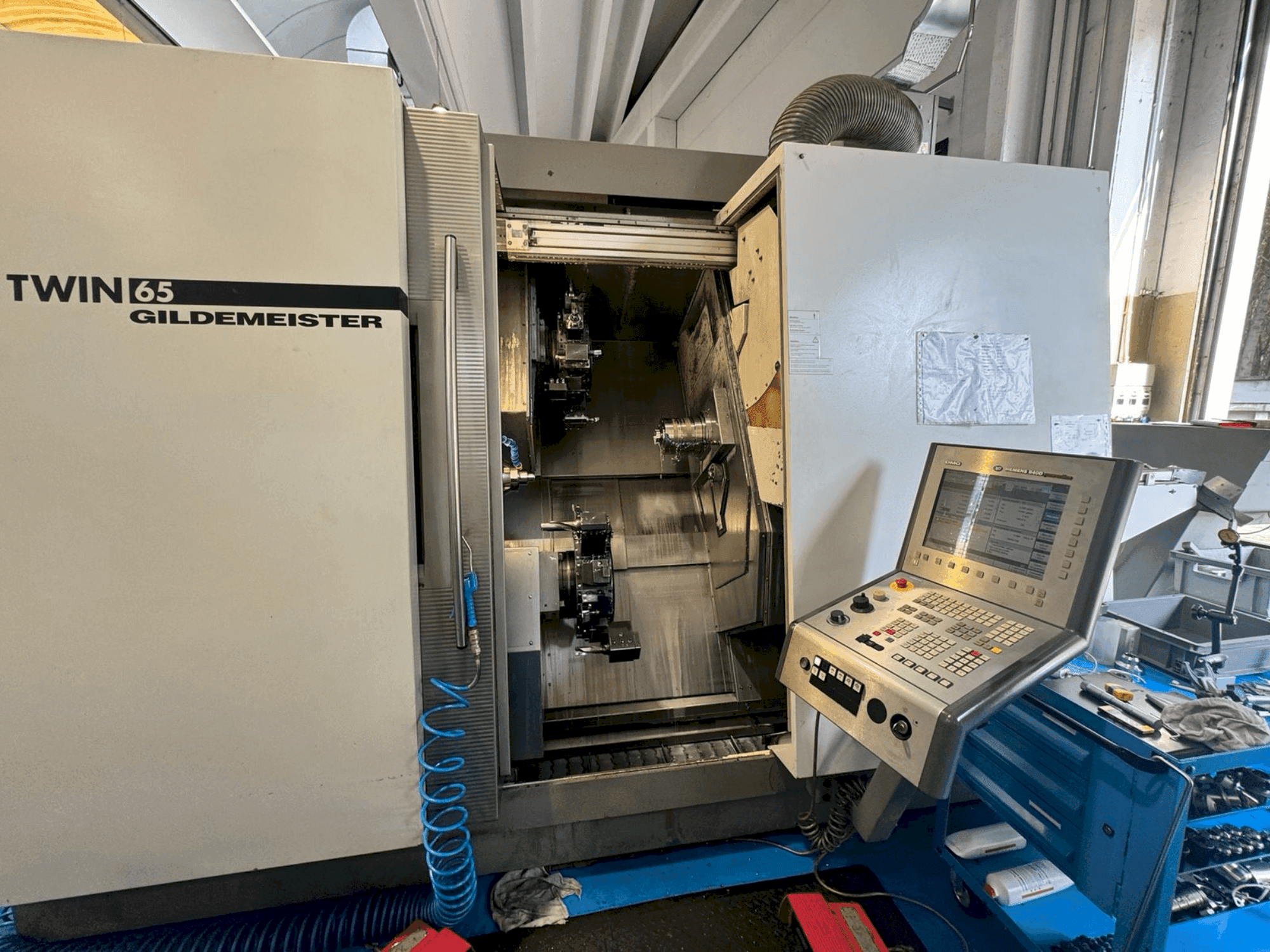 Prikaz  stroja Gildemeister Twin 65  sprijeda