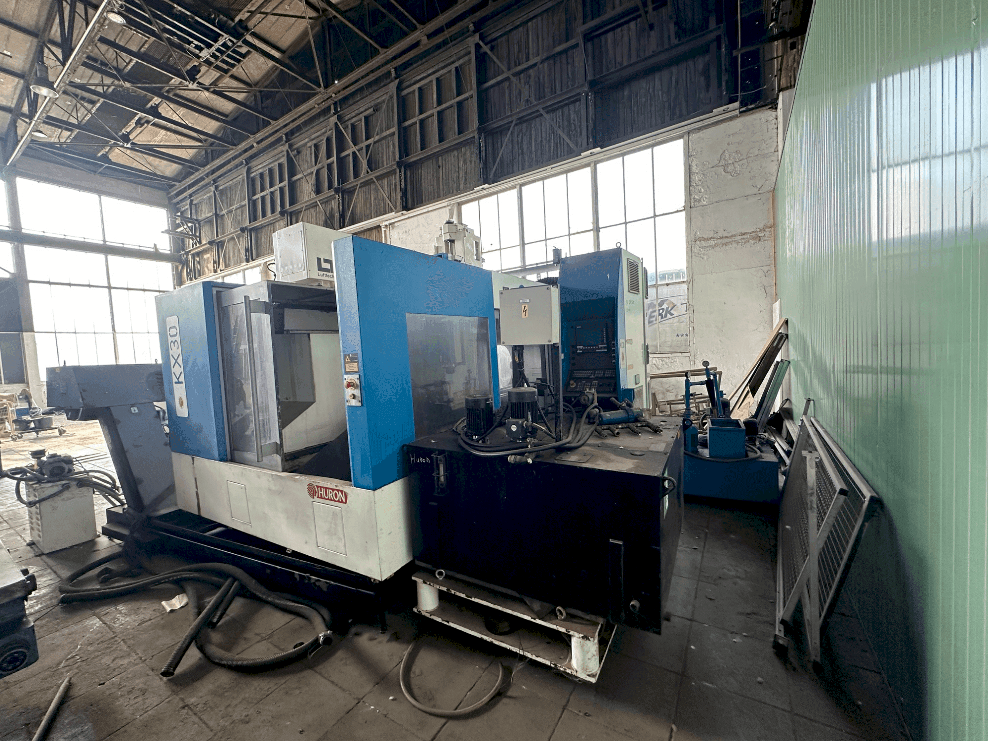 Prikaz  stroja Huron KX30  sprijeda