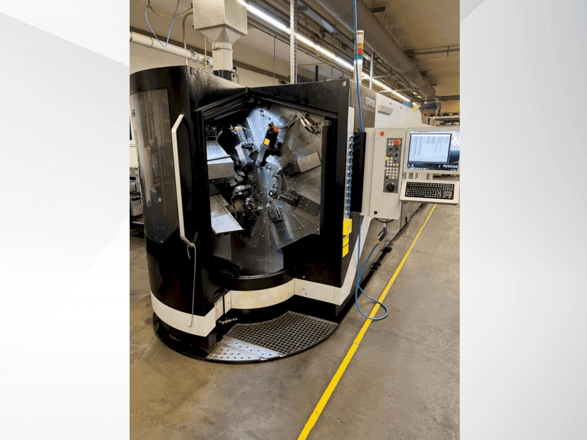 Prikaz  stroja Tornos MultiSwiss 8x26  sprijeda