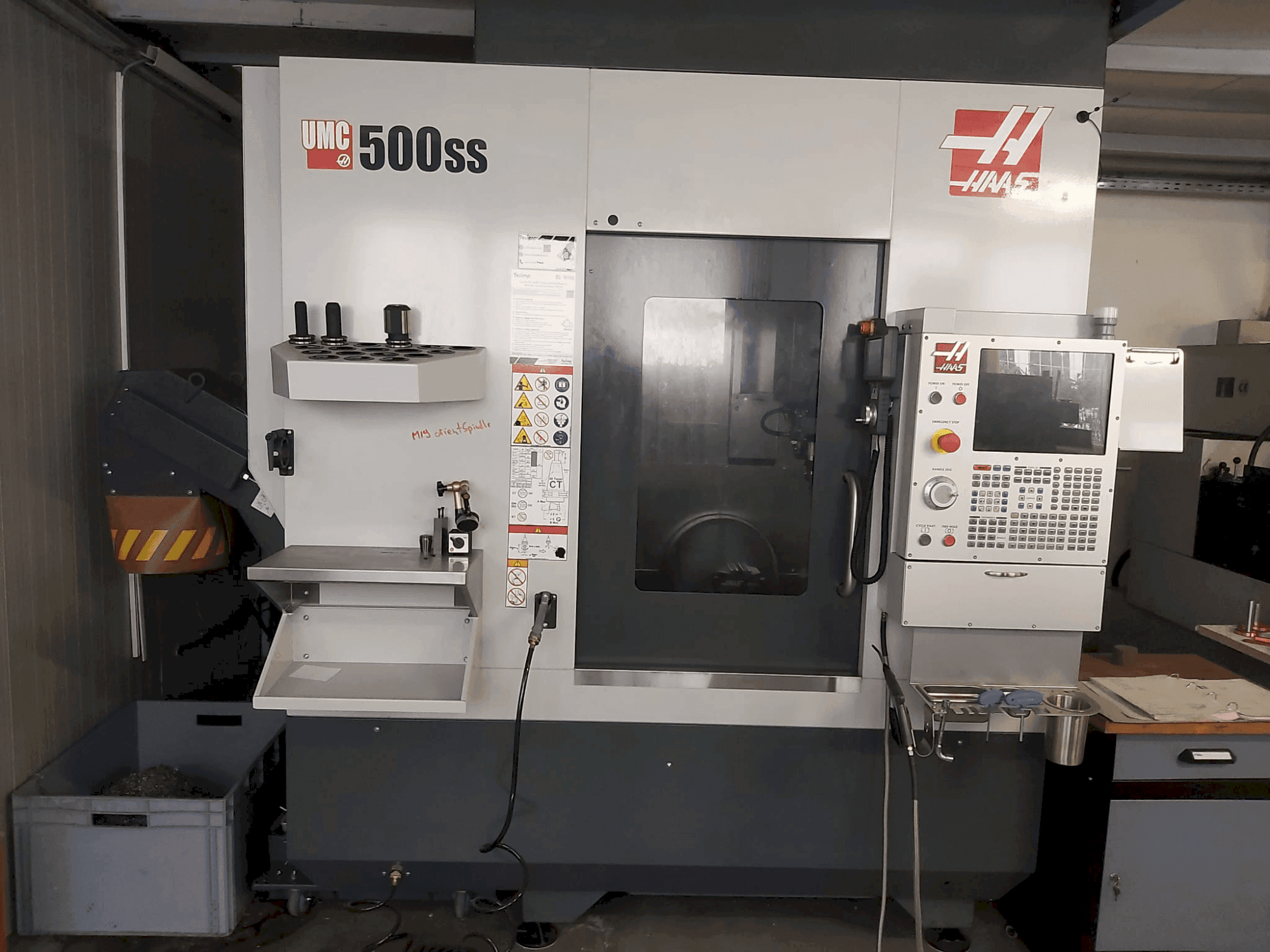 Prikaz  stroja HAAS UMC-500SS  sprijeda