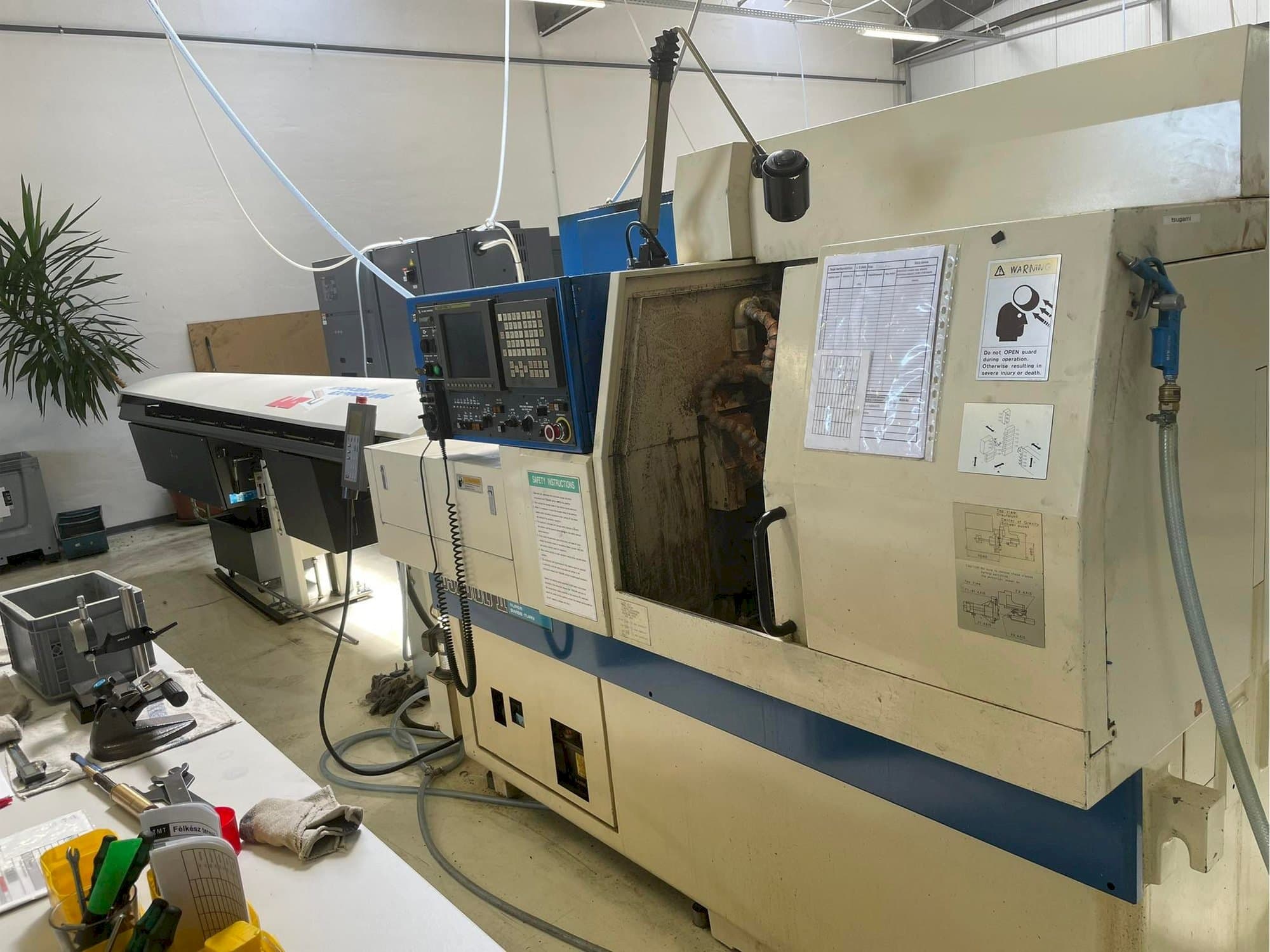 Prikaz desne strane  stroja TSUGAMI BS20-II