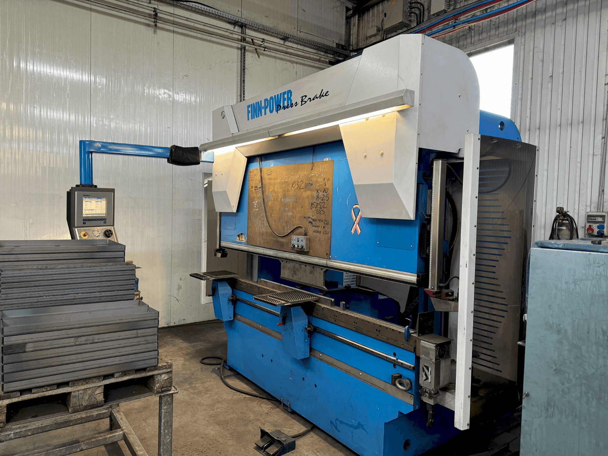 Prikaz  stroja Finn-Power B80.2550  sprijeda