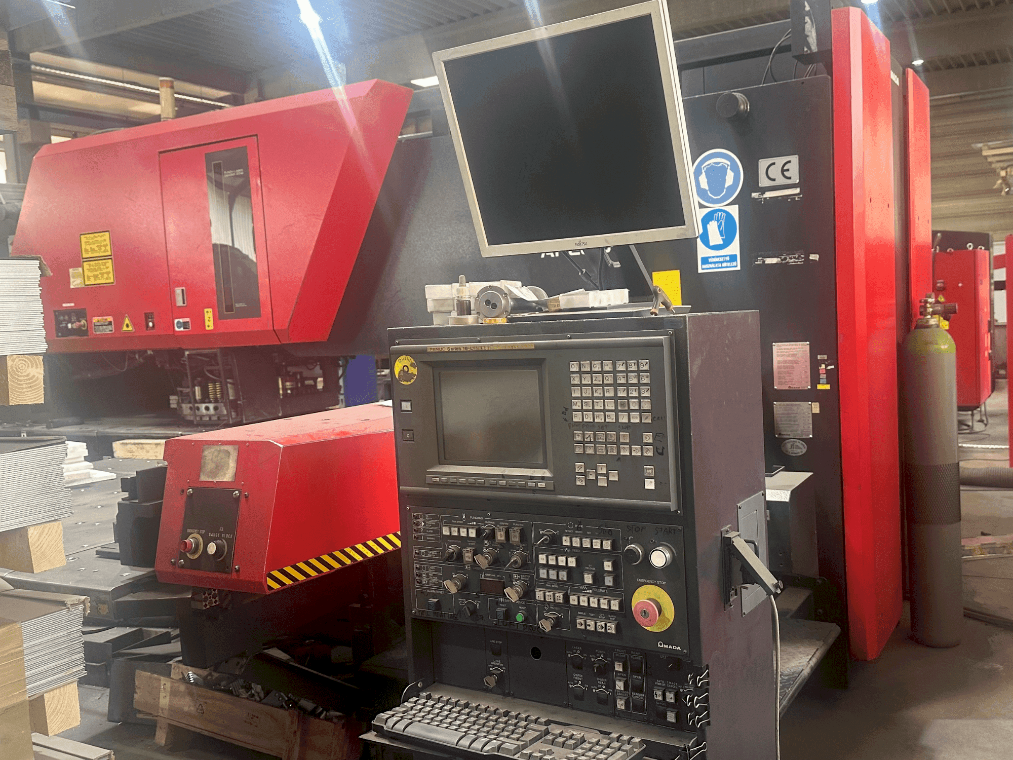 Prikaz  stroja AMADA Apelio III 2610V  sprijeda