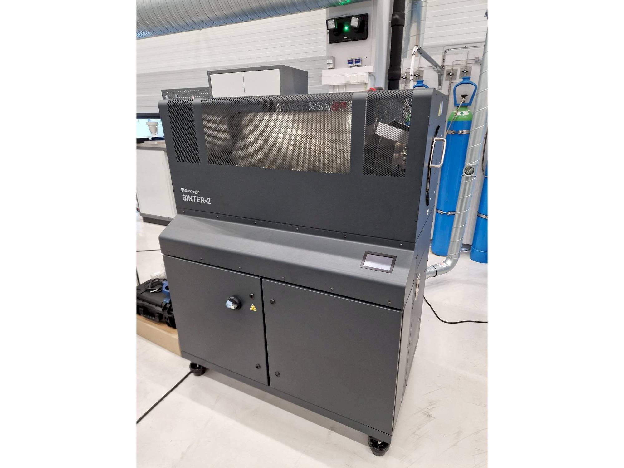 Prikaz  stroja MARKFORGED Metal X  sprijeda