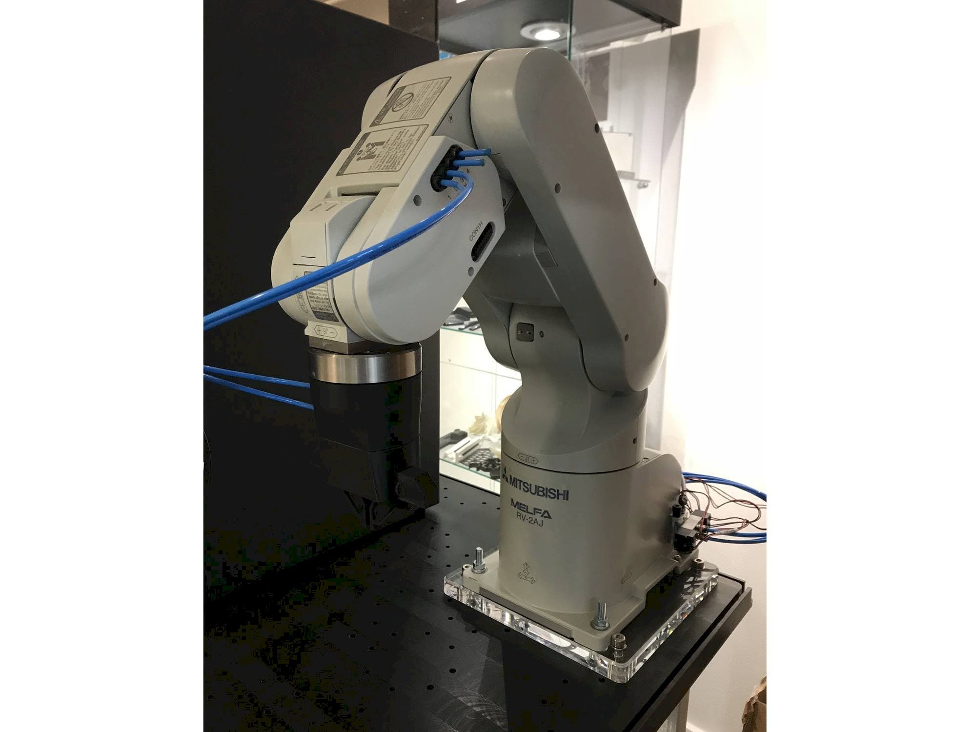 Prikaz  stroja Mitsubishi RV-2AJ  sprijeda