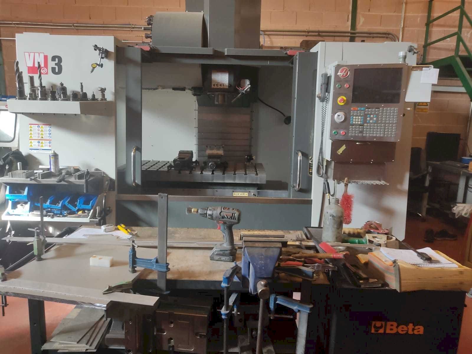 Prikaz  stroja HAAS VM-3  sprijeda