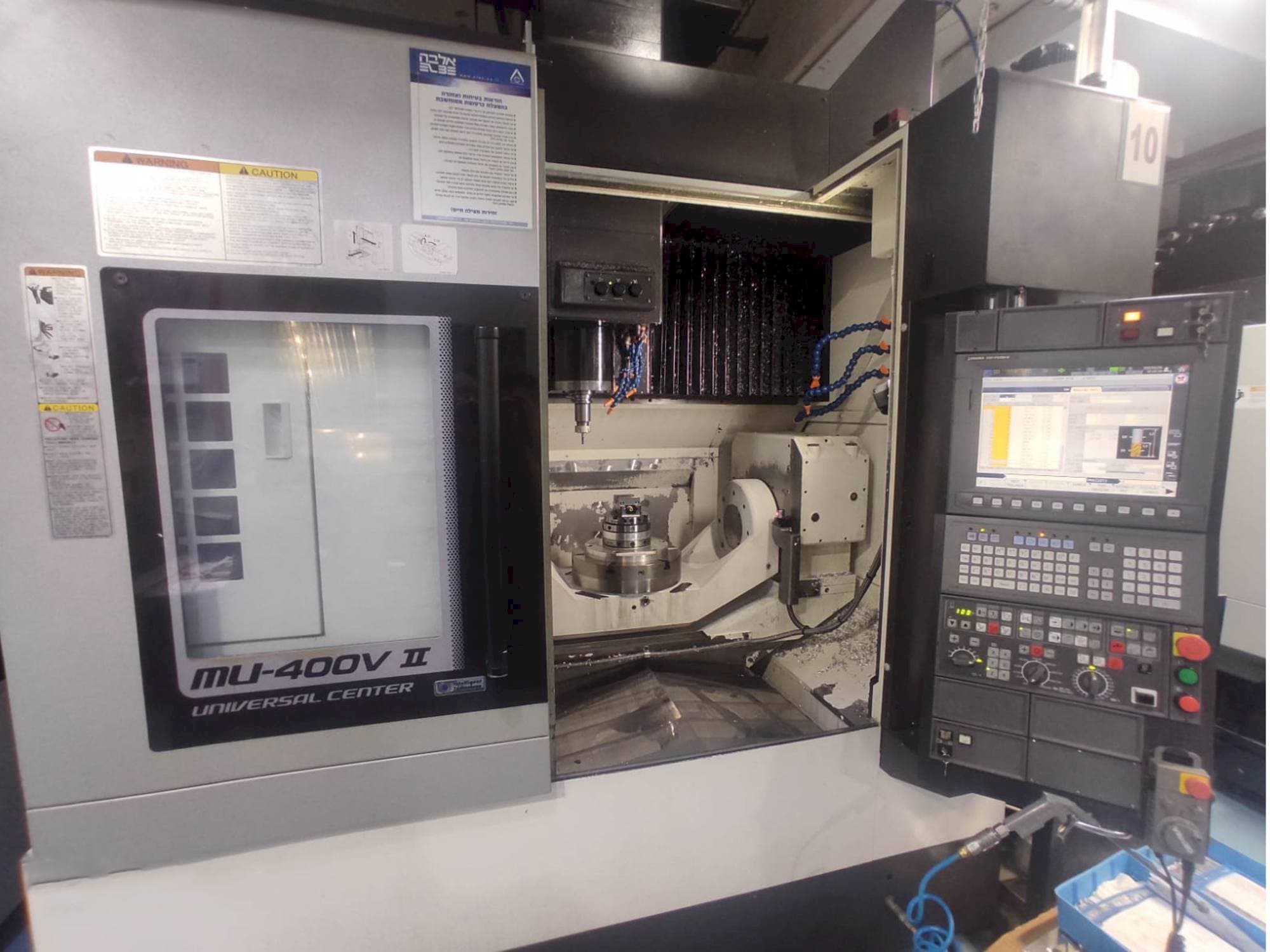 Prikaz  stroja Okuma MU-400V-II  sprijeda