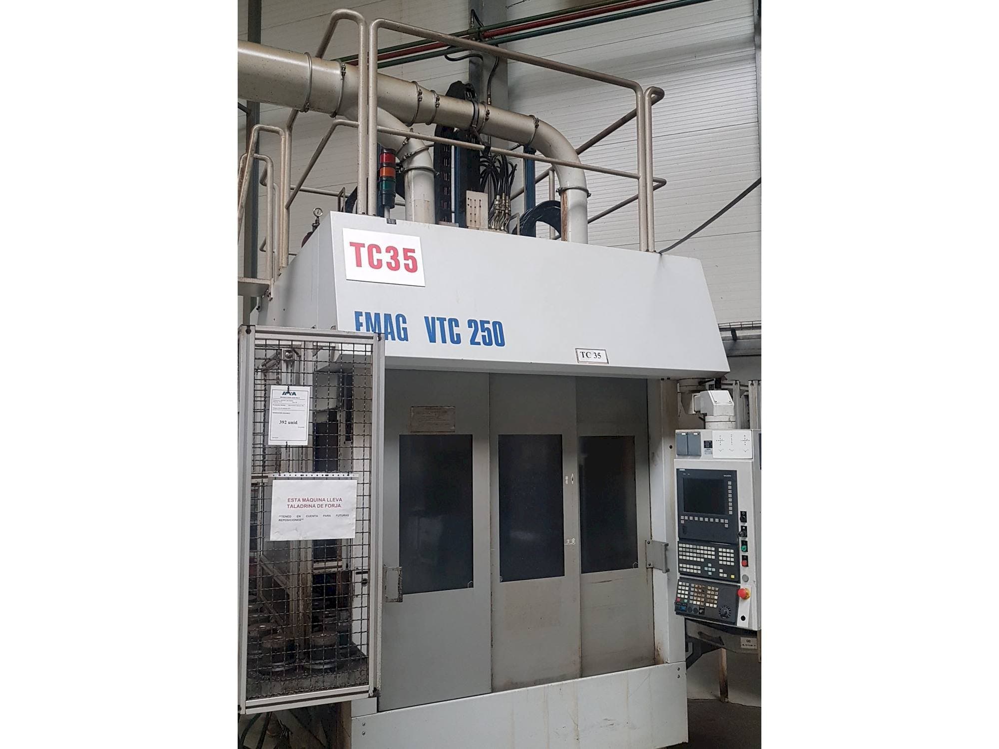 Prikaz  stroja EMAG VTC 250  sprijeda