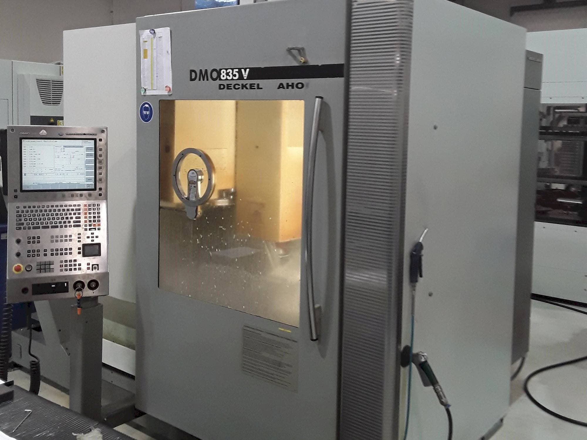 Prikaz  stroja DECKEL MAHO DMC 835 V  sprijeda