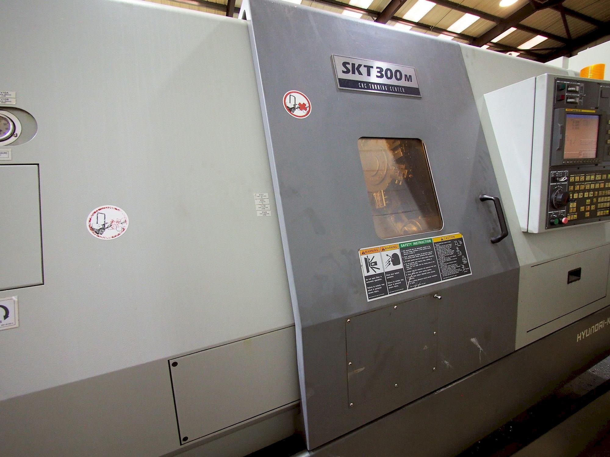 Prikaz  stroja Hyundai Kia SKT 300M  sprijeda