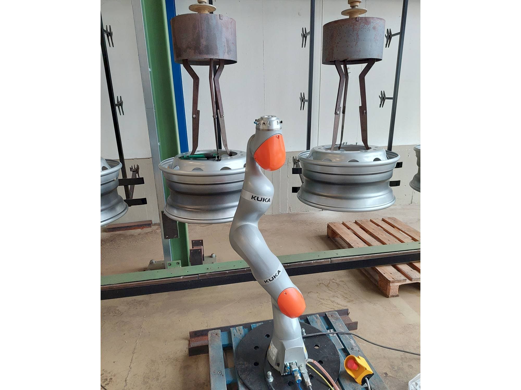 Prikaz  stroja KUKA LBR iiwa 7  sprijeda