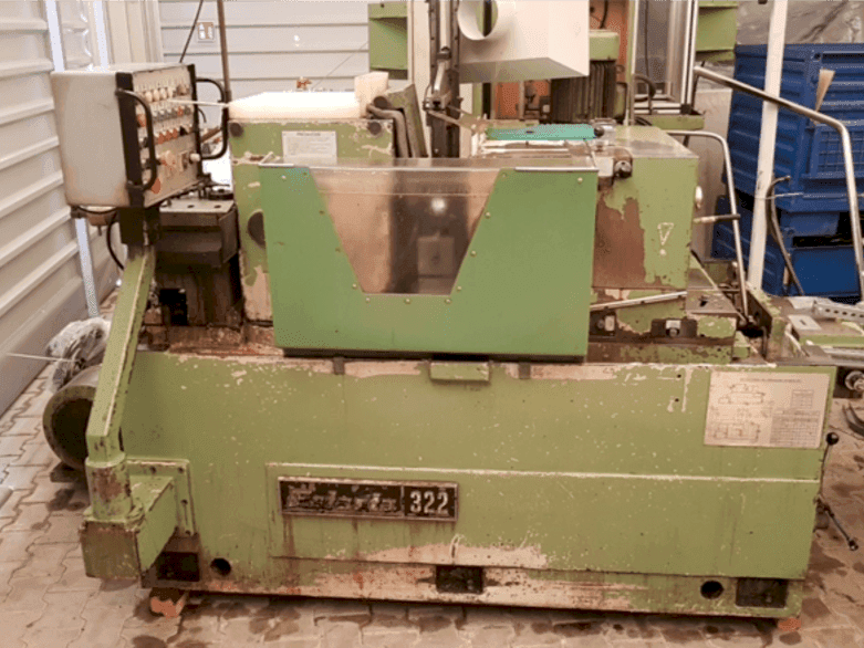 Prikaz  stroja Estarta 322  sprijeda