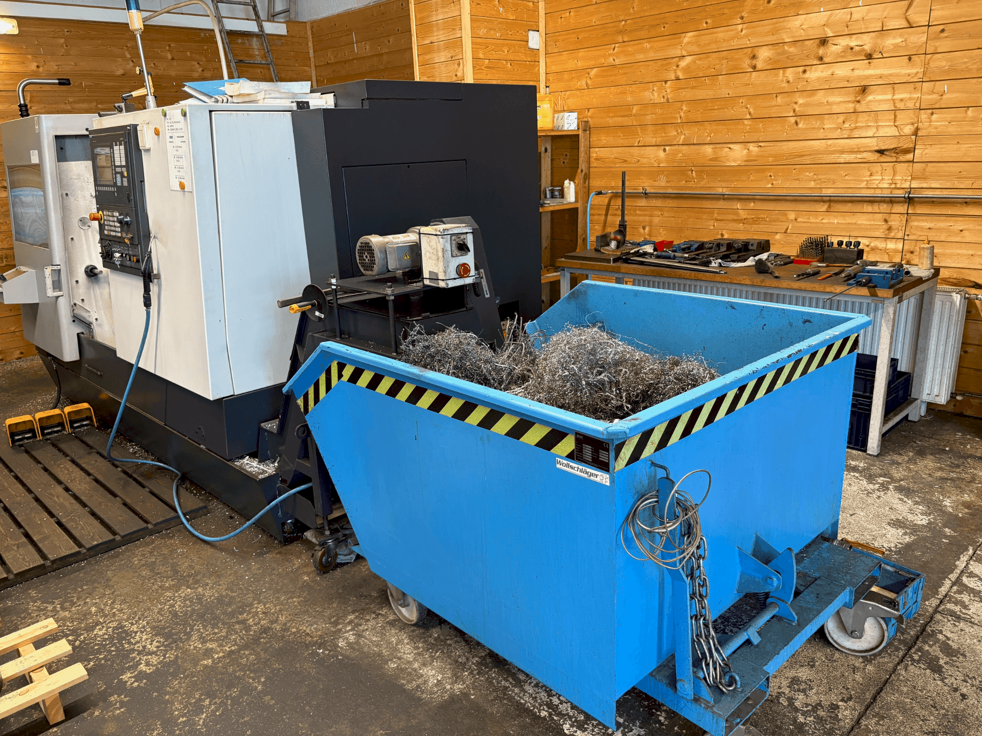 Prikaz  stroja HWACHEON Cutex 240  sprijeda