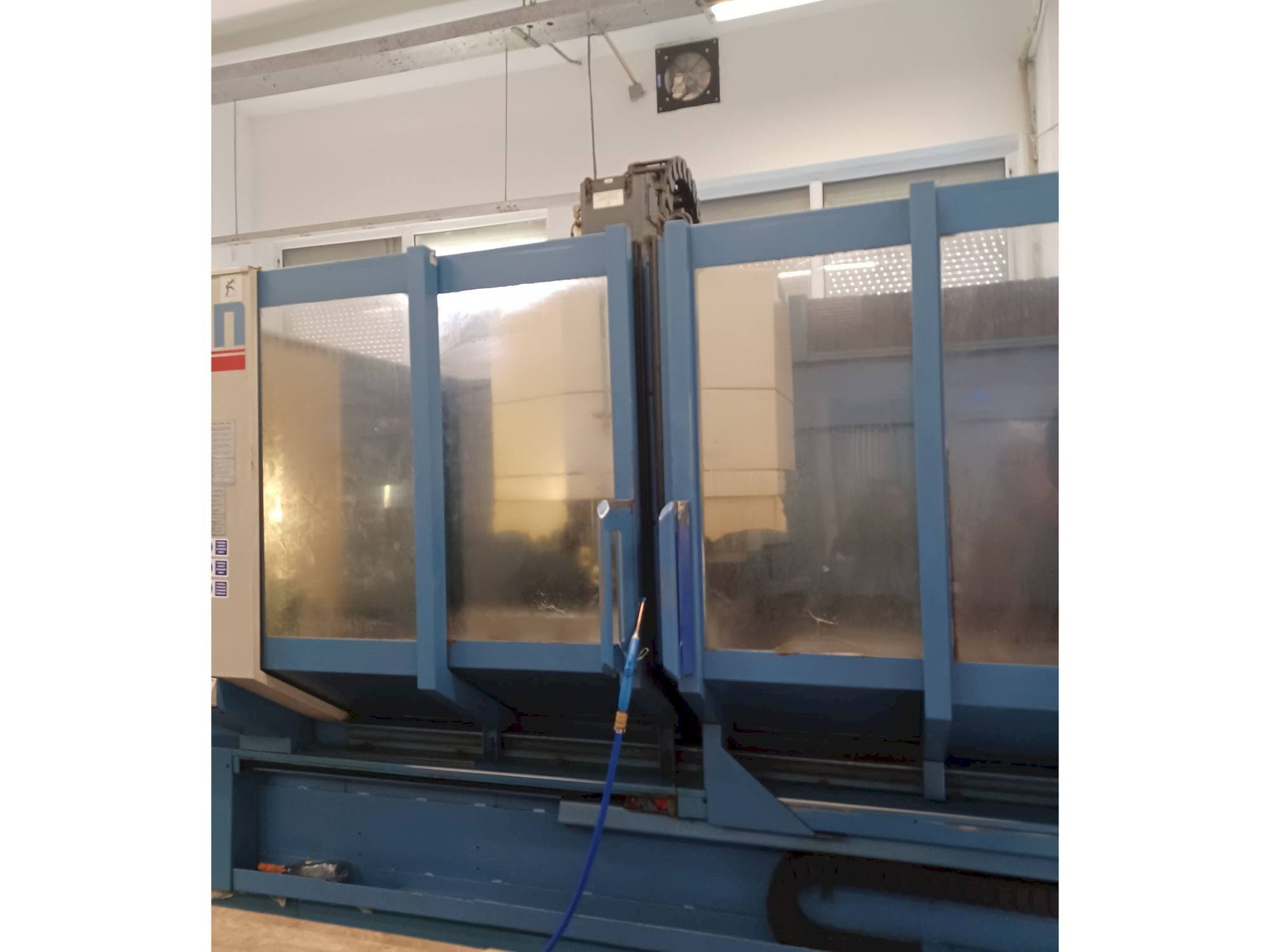 Prikaz  stroja CHIRON FZ 18 L  sprijeda