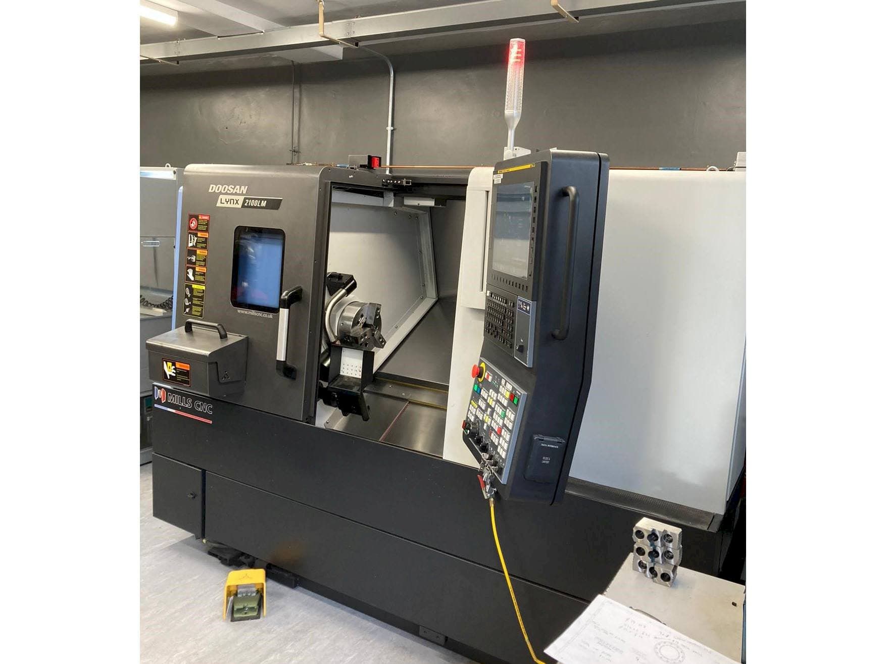 Prikaz  stroja Doosan Lynx 2100 LMB  sprijeda