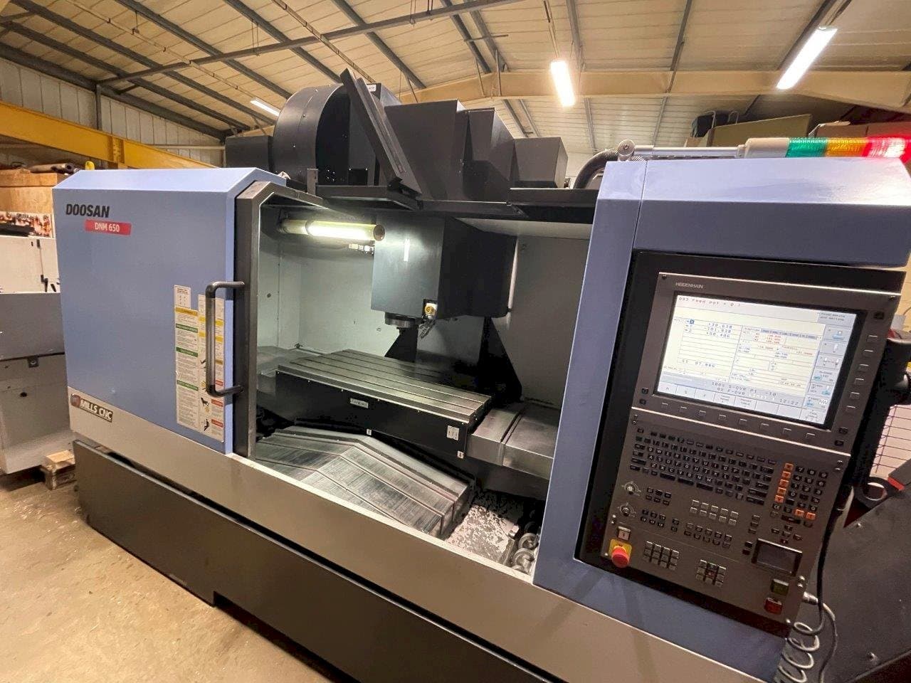 Prikaz  stroja Doosan DNM650  sprijeda