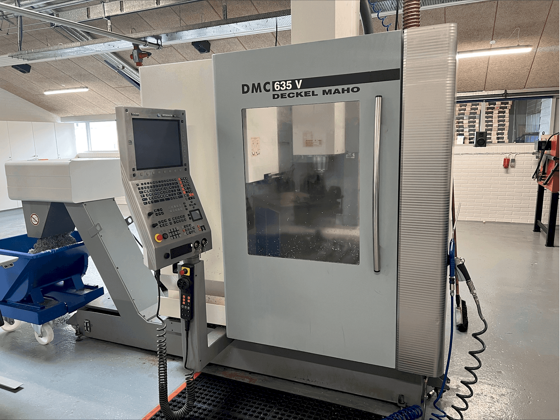 Prikaz lijeve strane  stroja DMG MORI DMC 635V