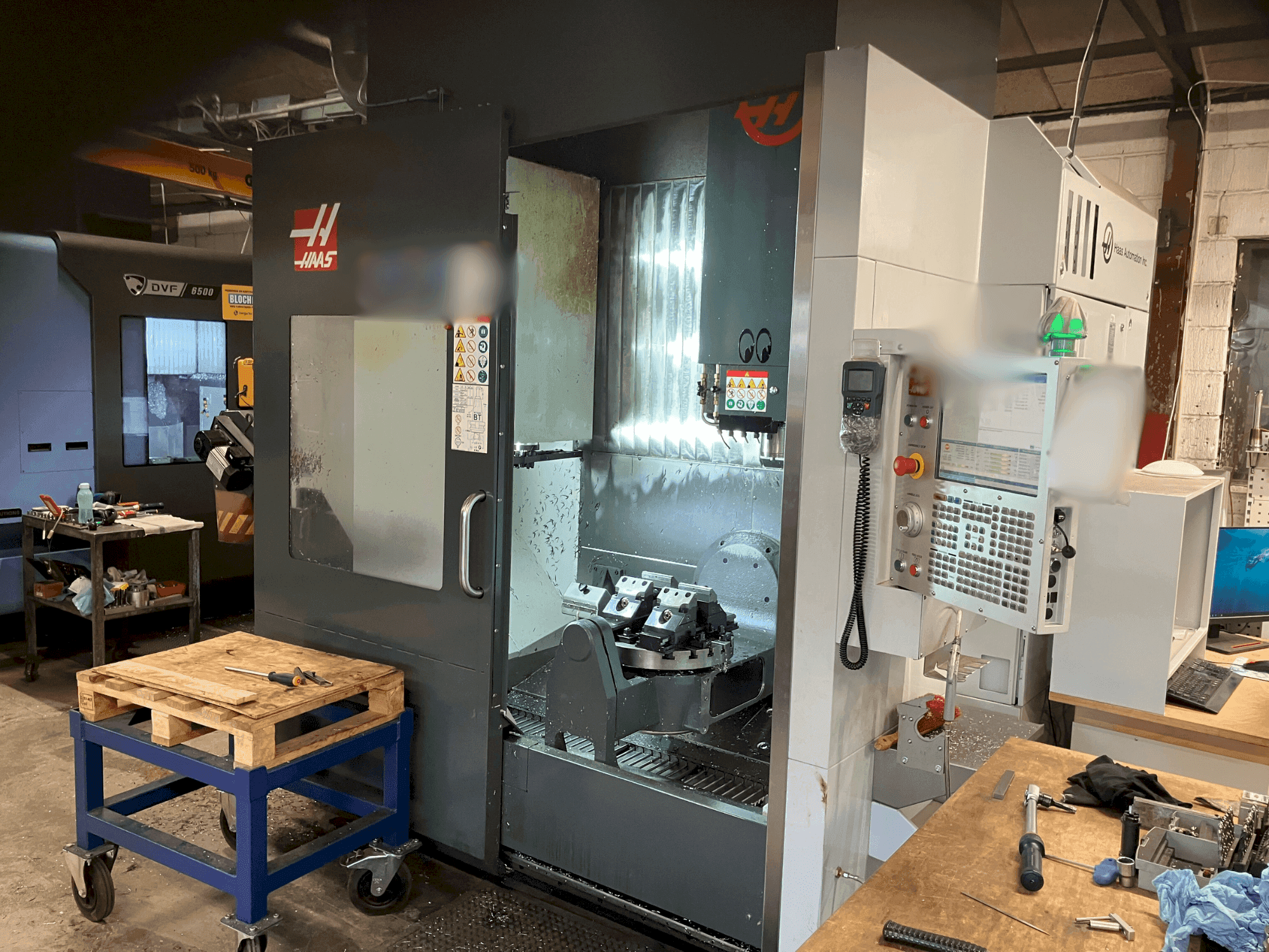 Prikaz  stroja HAAS UMC-750  sprijeda