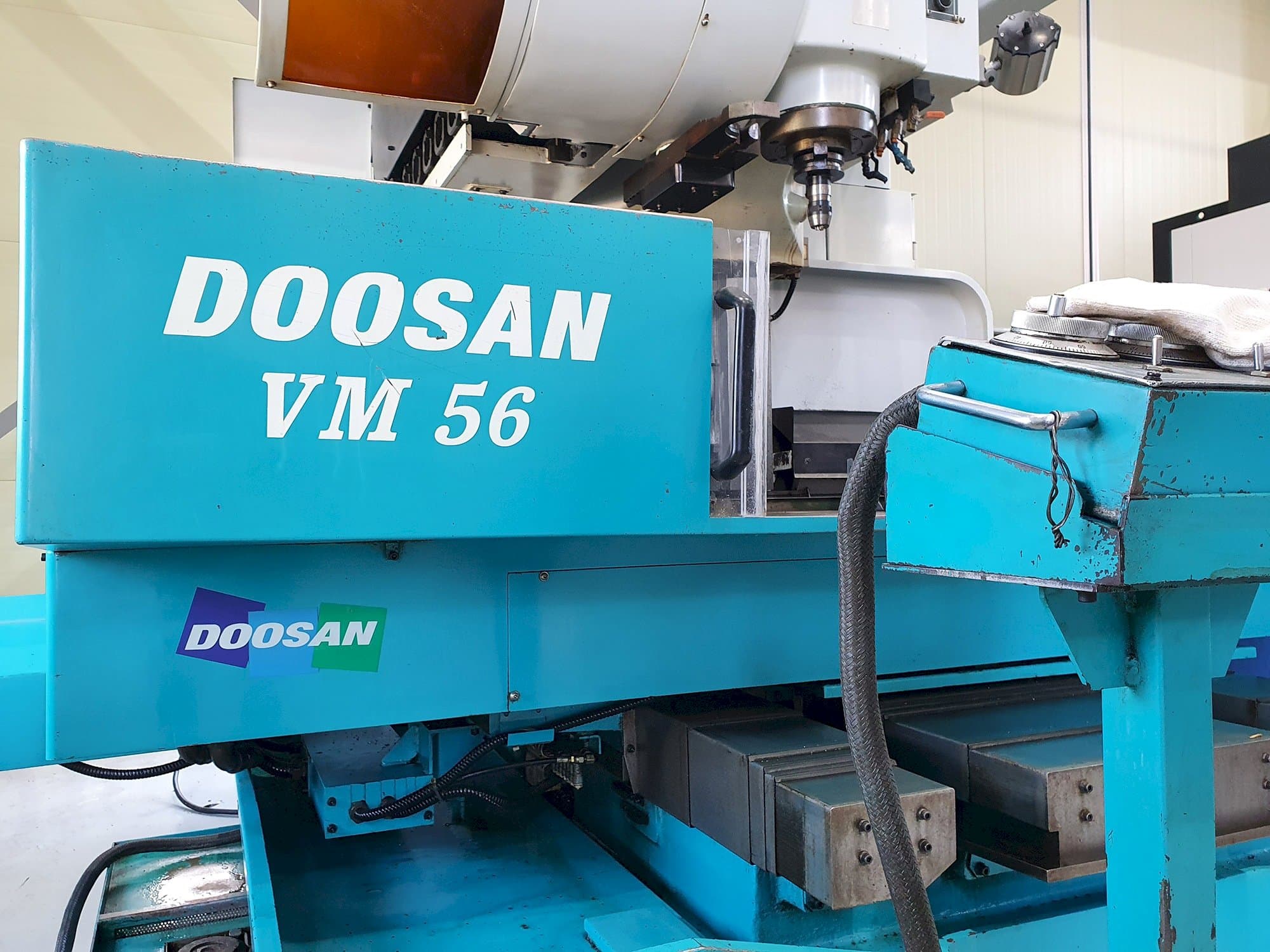 Prikaz  stroja Doosan VM56  sprijeda