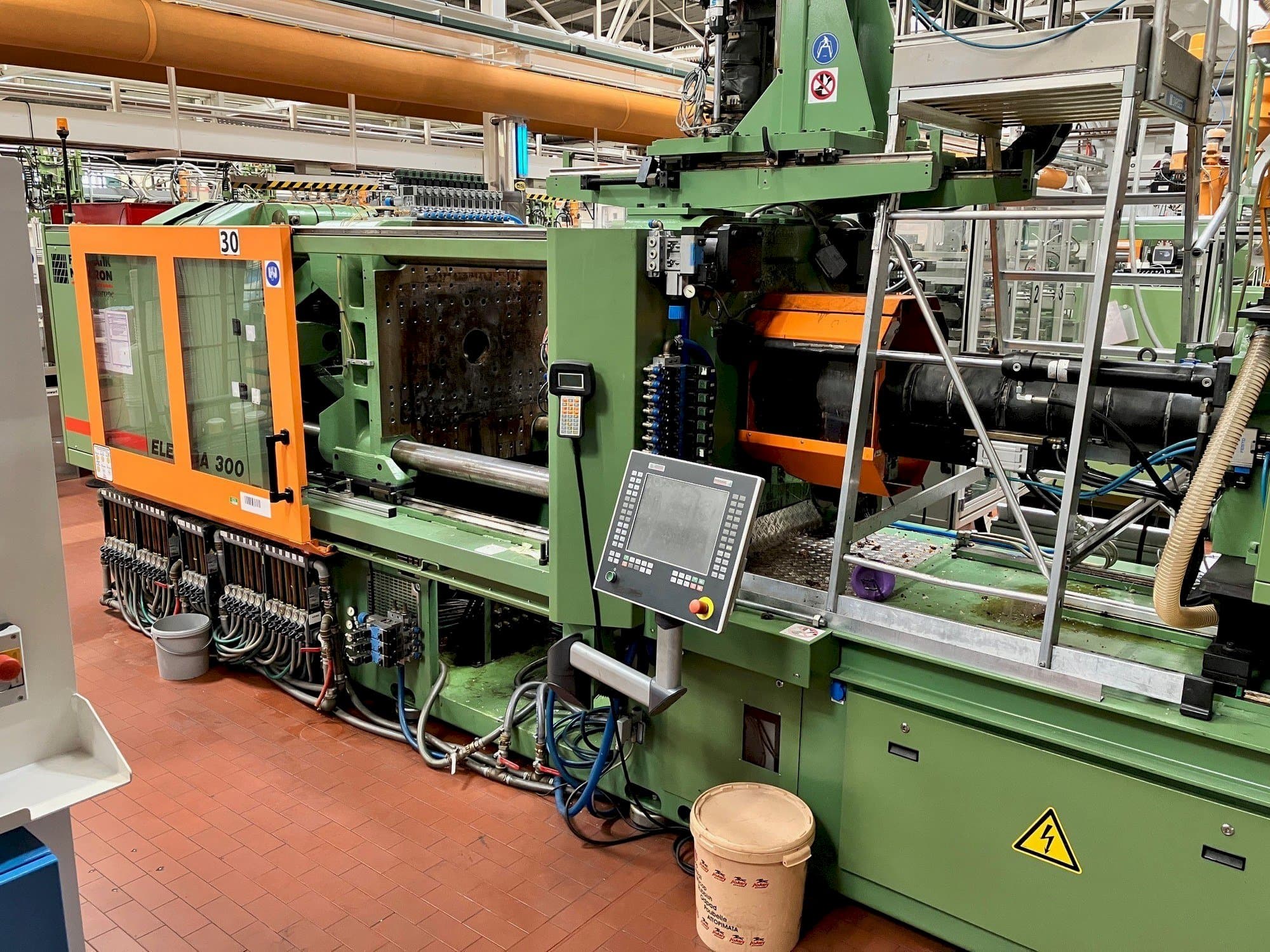 Prikaz  stroja FERROMATIK MILACRON Europe Elektra 300  sprijeda