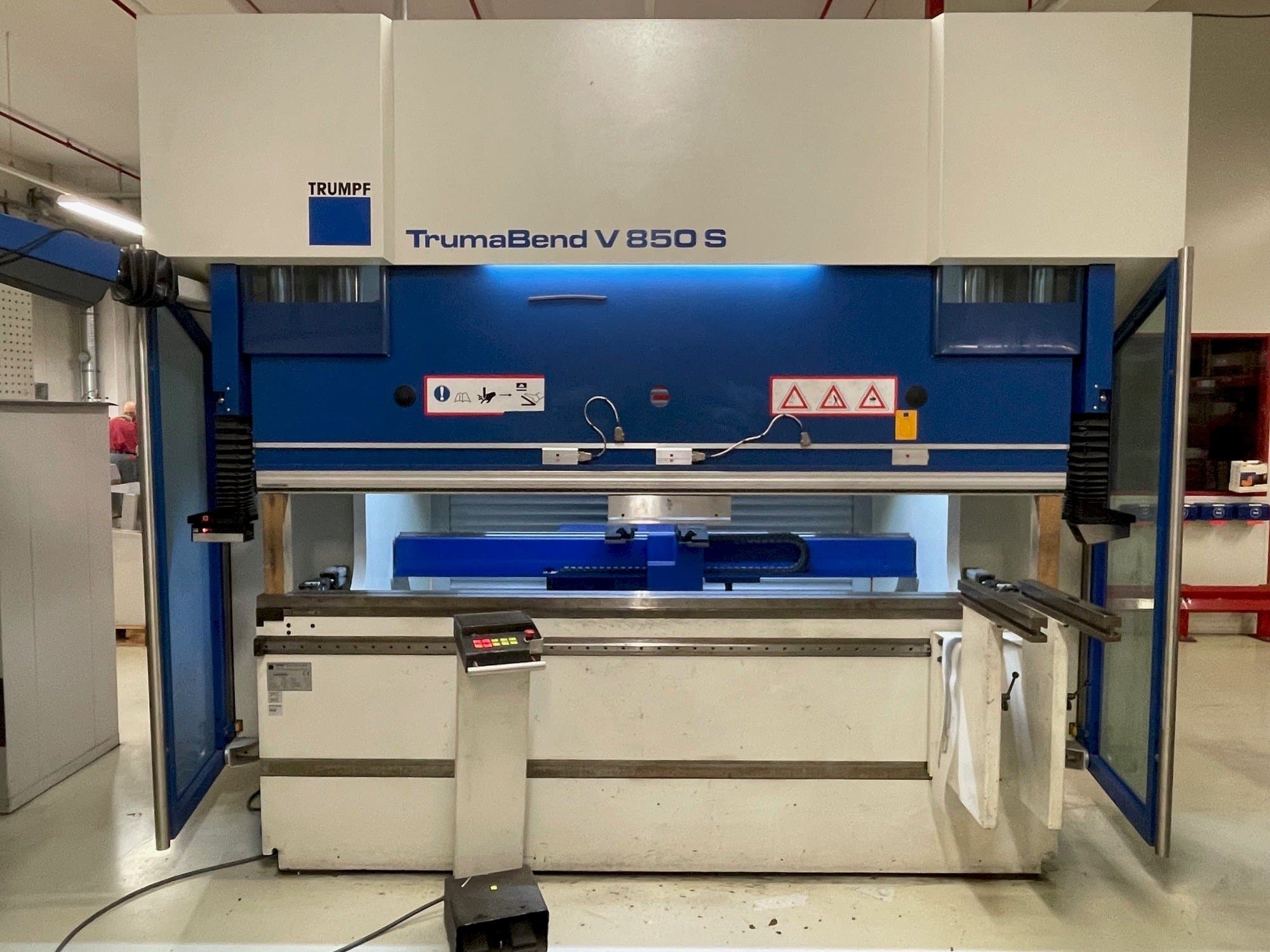 Prikaz  stroja TRUMPF TrumaBend V 850SX  sprijeda