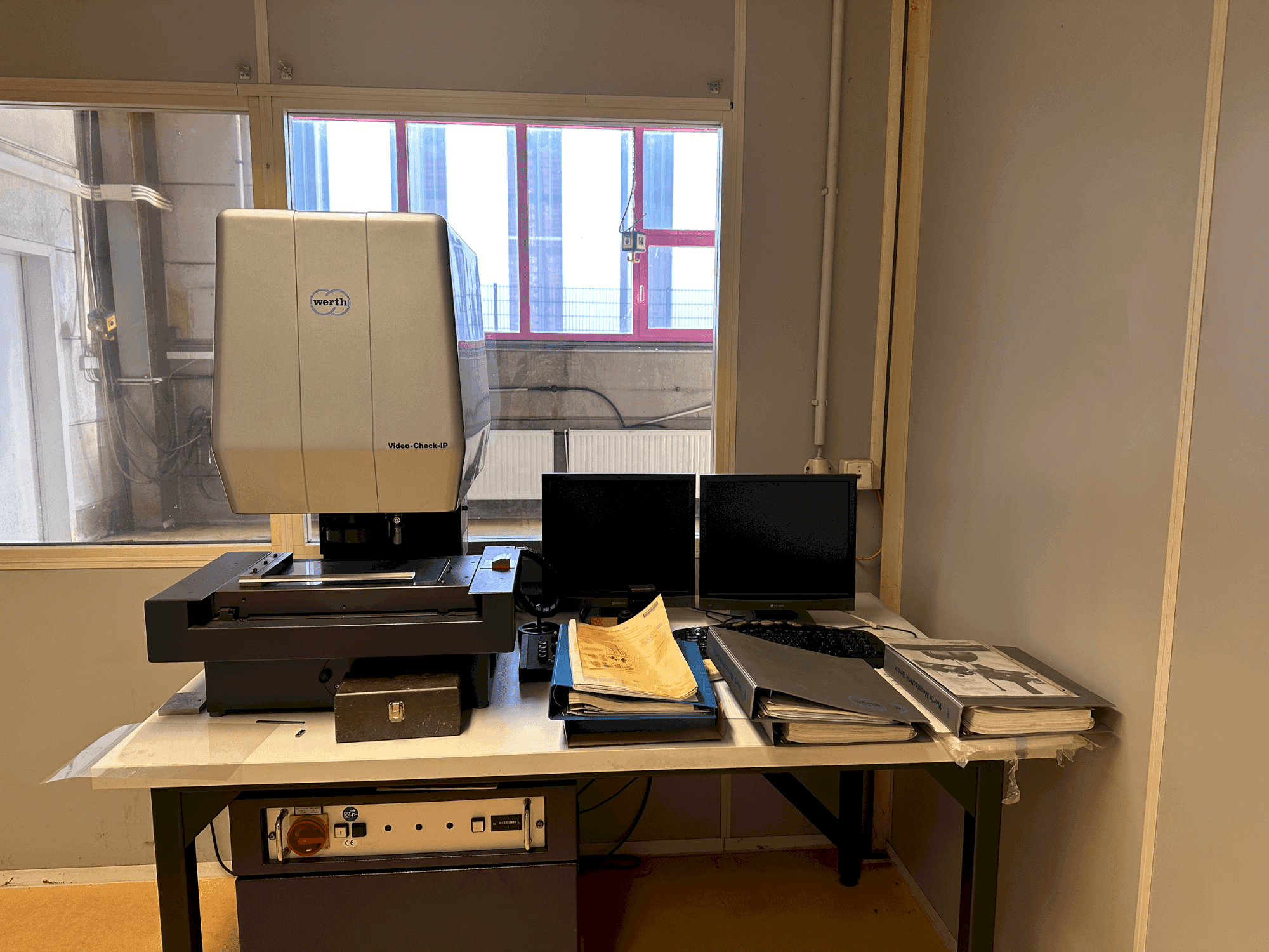 Prikaz  stroja Werth Video-Check IP 250x125 3D CNC  sprijeda