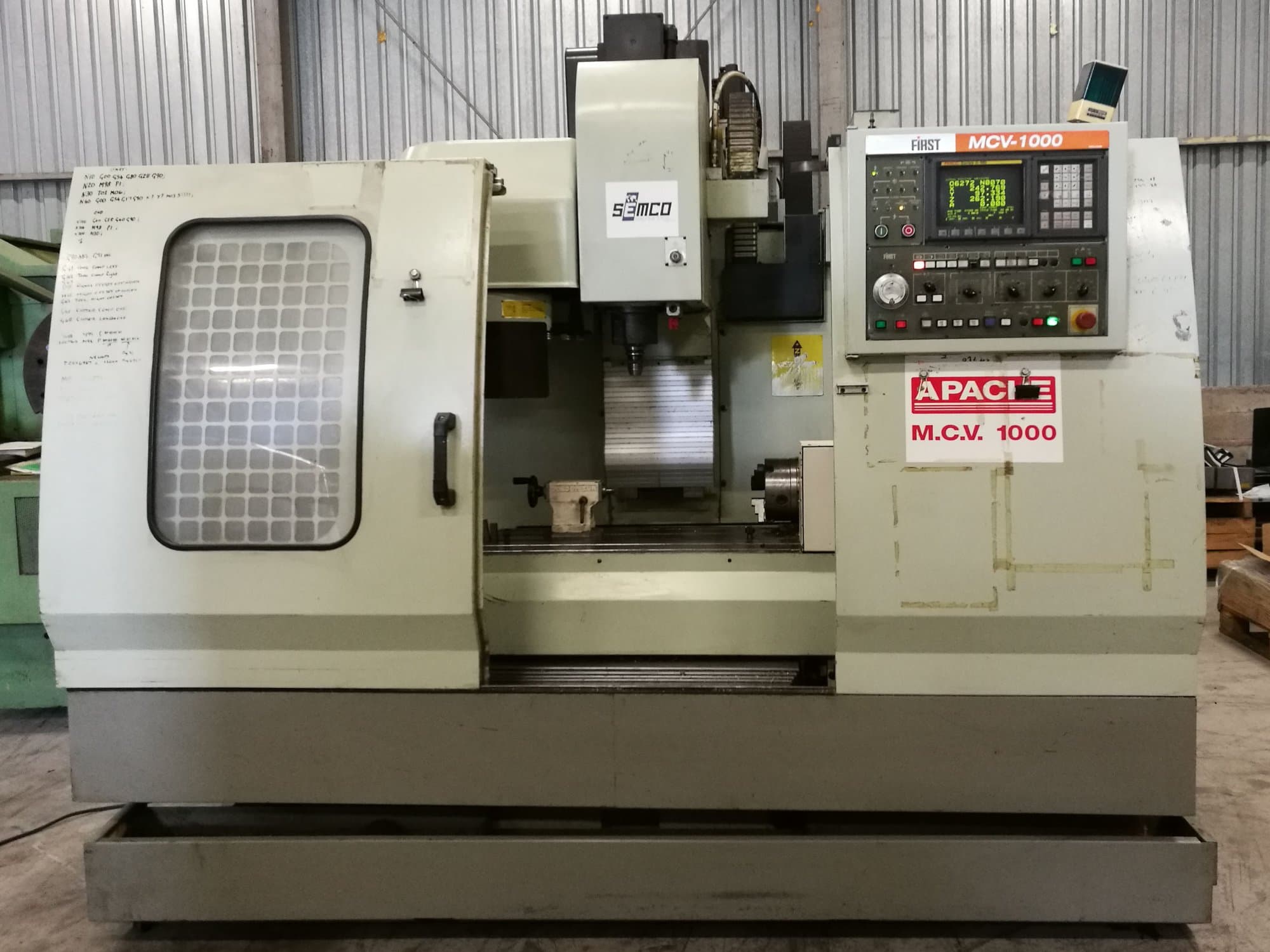 Prikaz  stroja FIRST MCV-1000 sprijeda