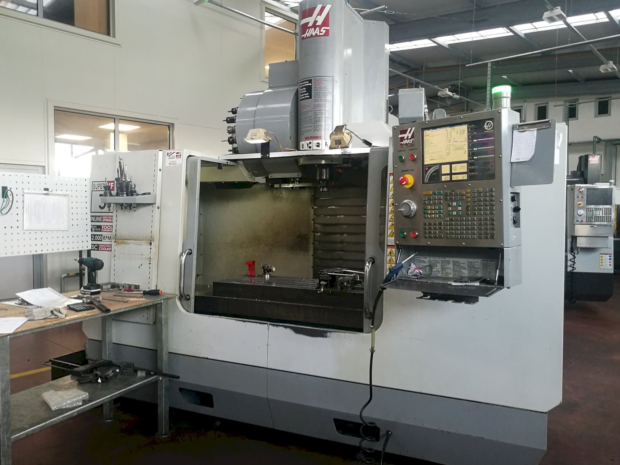 Prikaz  stroja HAAS VF-3SSHE sprijeda