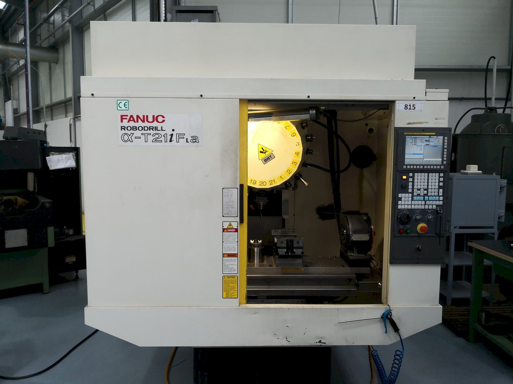 Prikaz  stroja FANUC Robodrill T21iFa  sprijeda