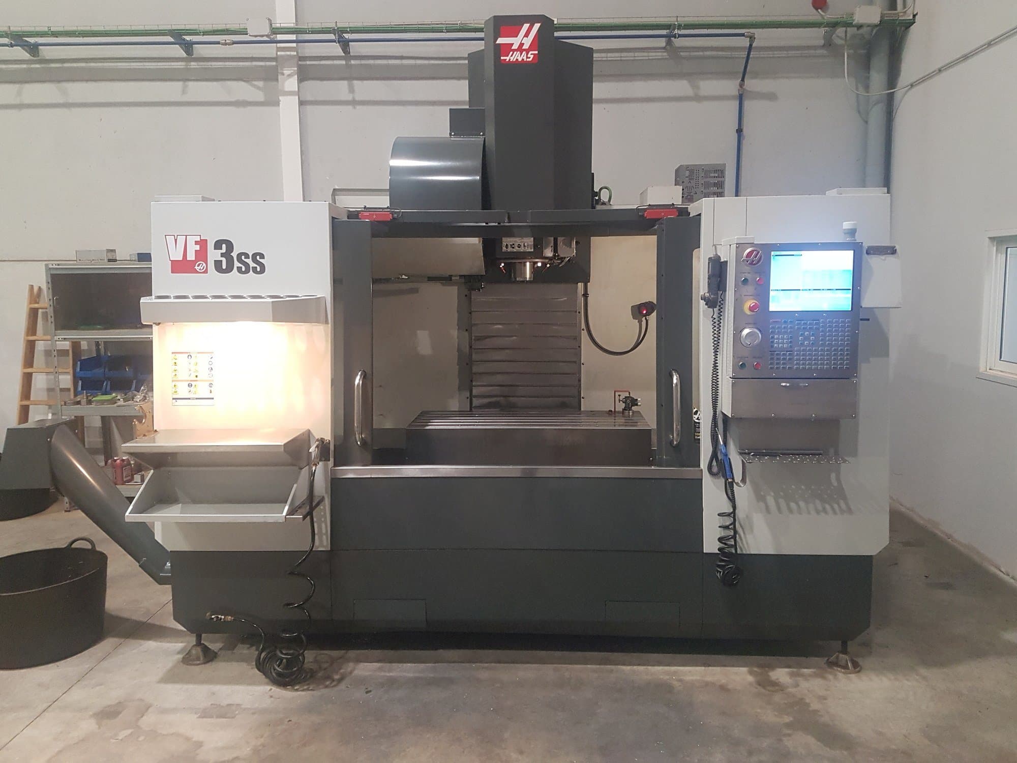 Prikaz  stroja HAAS VF- 3SS  sprijeda