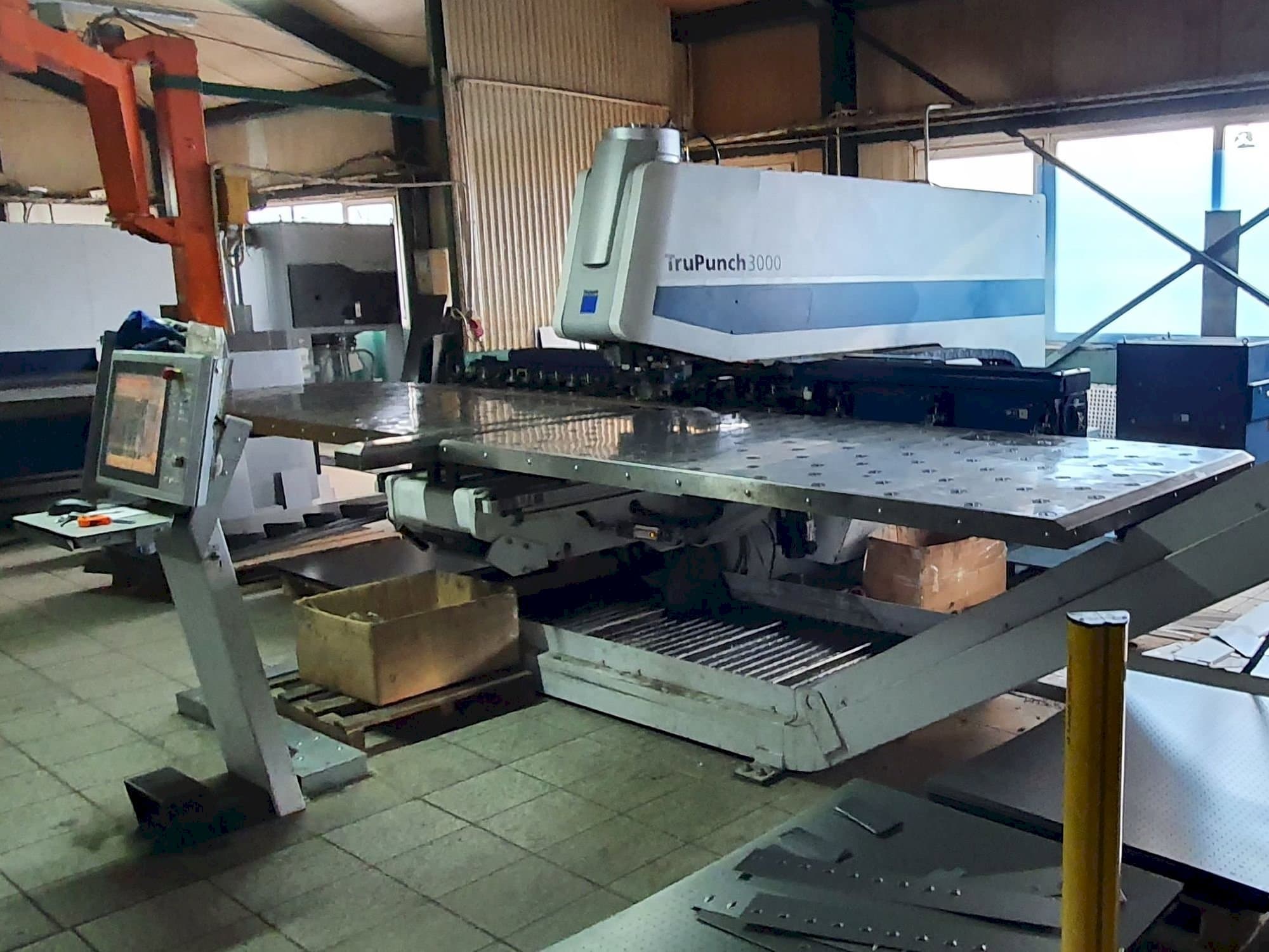 Prikaz  stroja Trumpf TruPunch 3000 S11  sprijeda