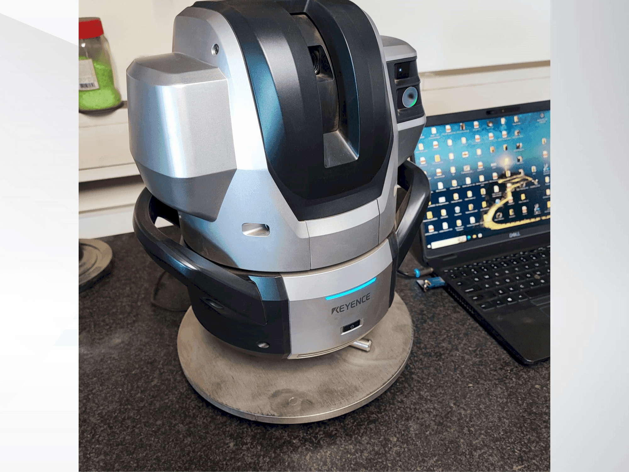 Prikaz  stroja KEYENCE WM 3000  sprijeda